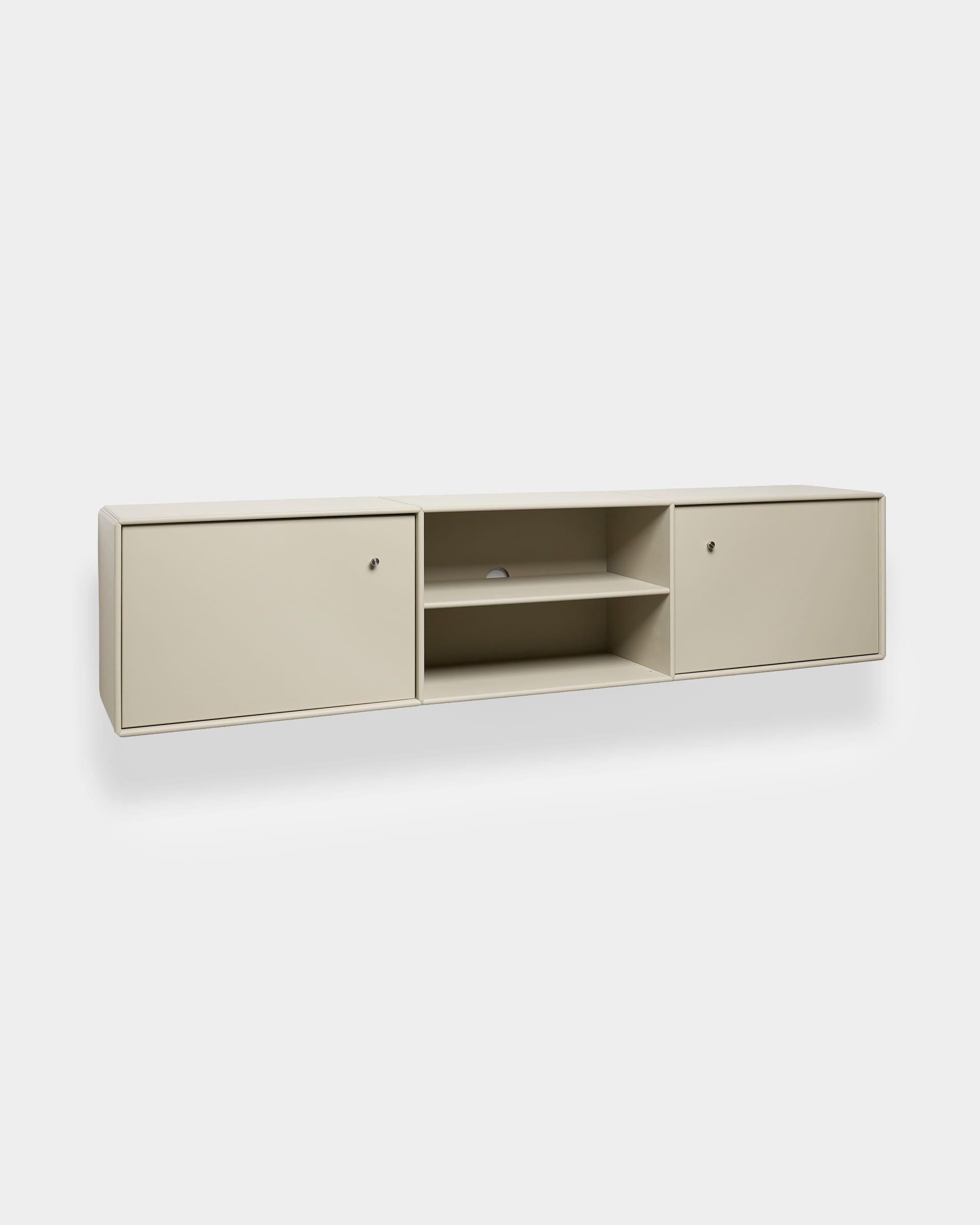 Beigefarbener Arka-TV-Schrank von WoodUpp mit modularem Aufbau, zwei geschlossenen Schränken, offenen Regalen in der Mitte und integrierter Kabelführung für eine übersichtliche Aufbewahrung von Mediengeräten.
