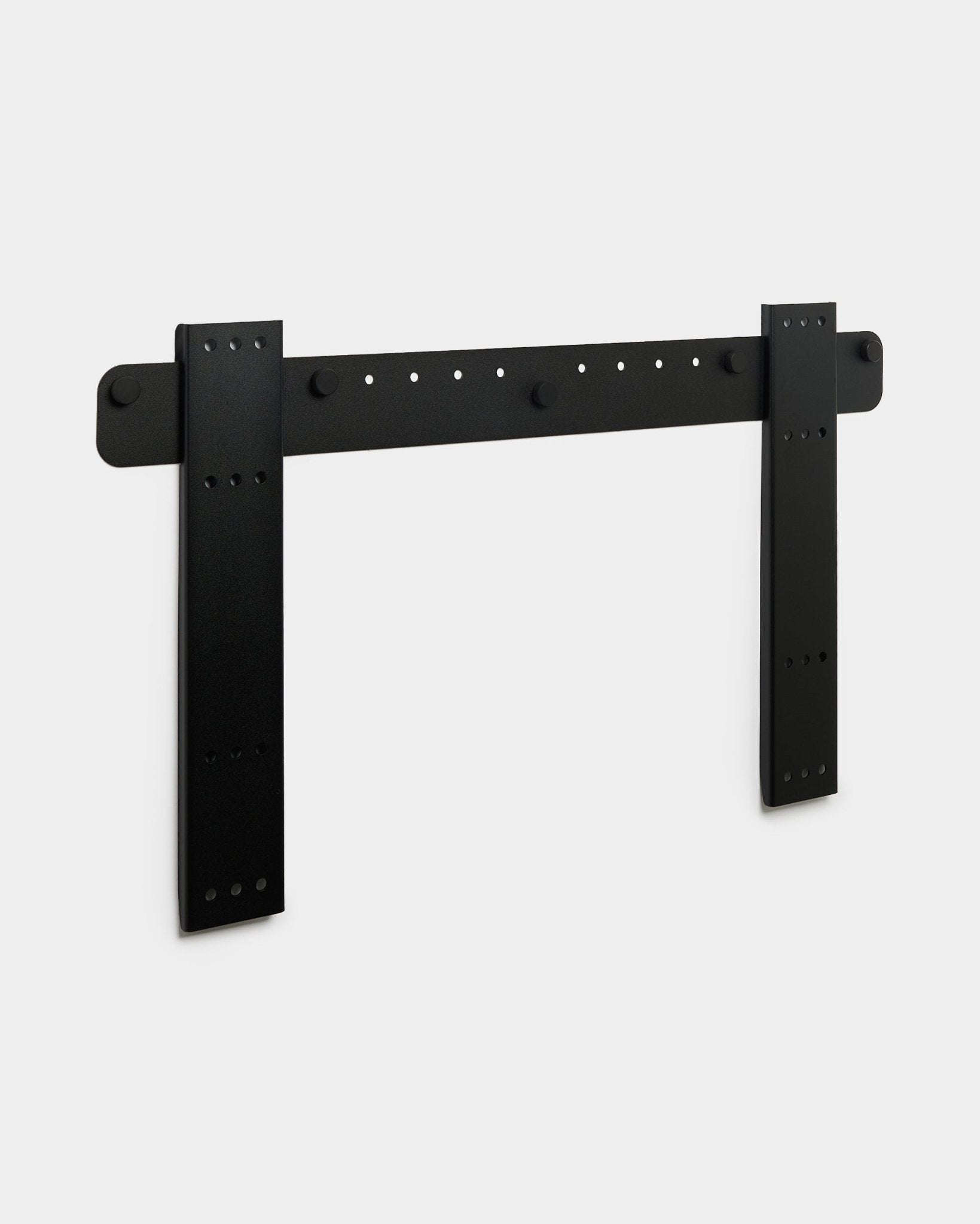 WoodUpp Fjell Large TV-Halterung mit zwei vertical Halterungen, kompatibel mit VESA 600x400, black Metalloberfläche vor hellgrauem Hintergrund.
