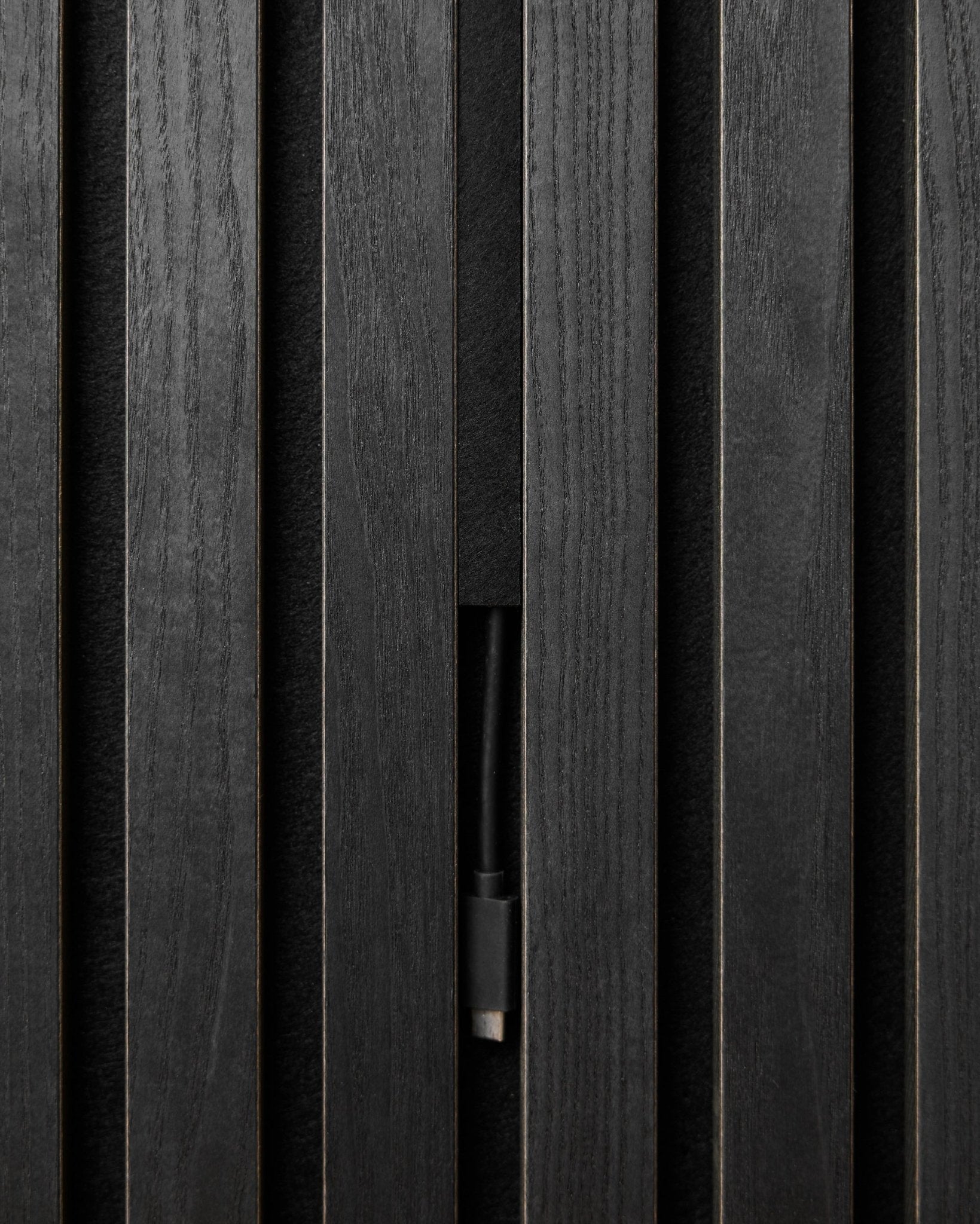 Black WoodUpp Pop-on Kabelabdeckungen (3 Stk.) verbergen Kabel sauber hinter Akupanel Akustikholzpaneelen und bewahren dabei den klaren, nahtlosen nordischen Look.