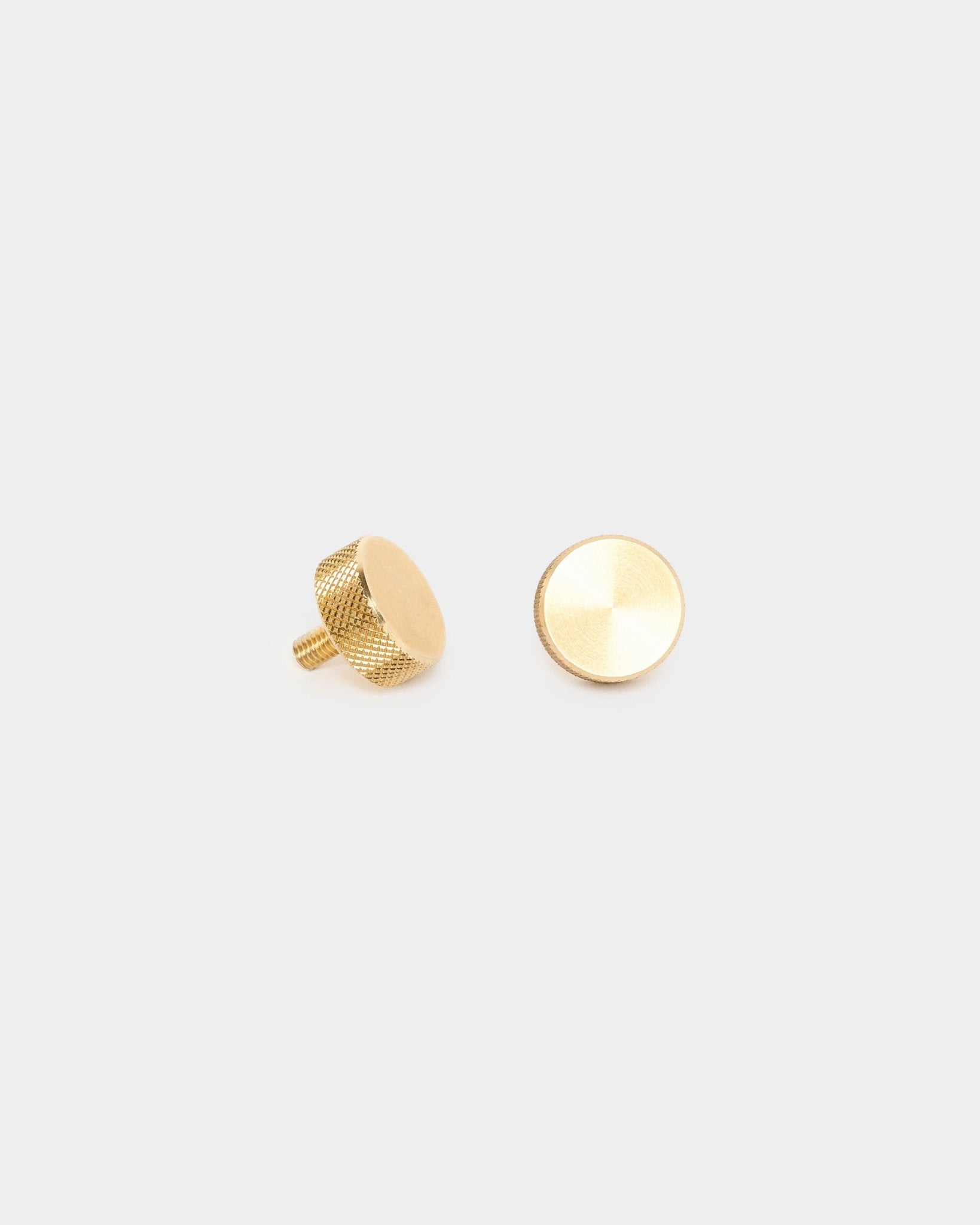 Paar WoodUpp brass Fingerschrauben (M5x10mm, 20x8.8) mit strukturierter Seite und Schraubstiften, entwickelt als Zubehör für die Montage von Akustikpaneelen oder Raumteilern.