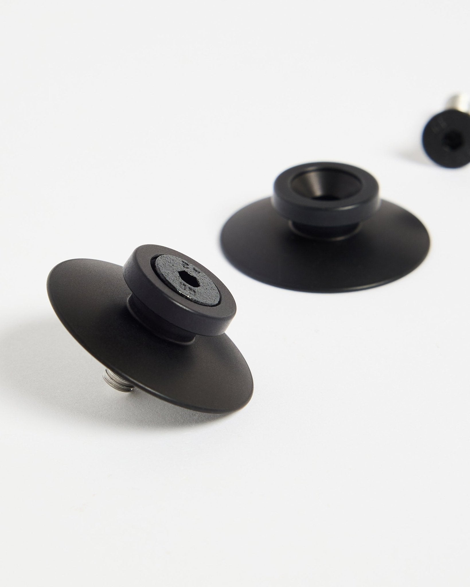 Zwei black Aluminium-WoodUpp-Dupps-Befestigungen (2 Stk.) auf einer weißen Oberfläche, entwickelt für die sichere Montage von Akustikpaneelen oder Raumteilern.