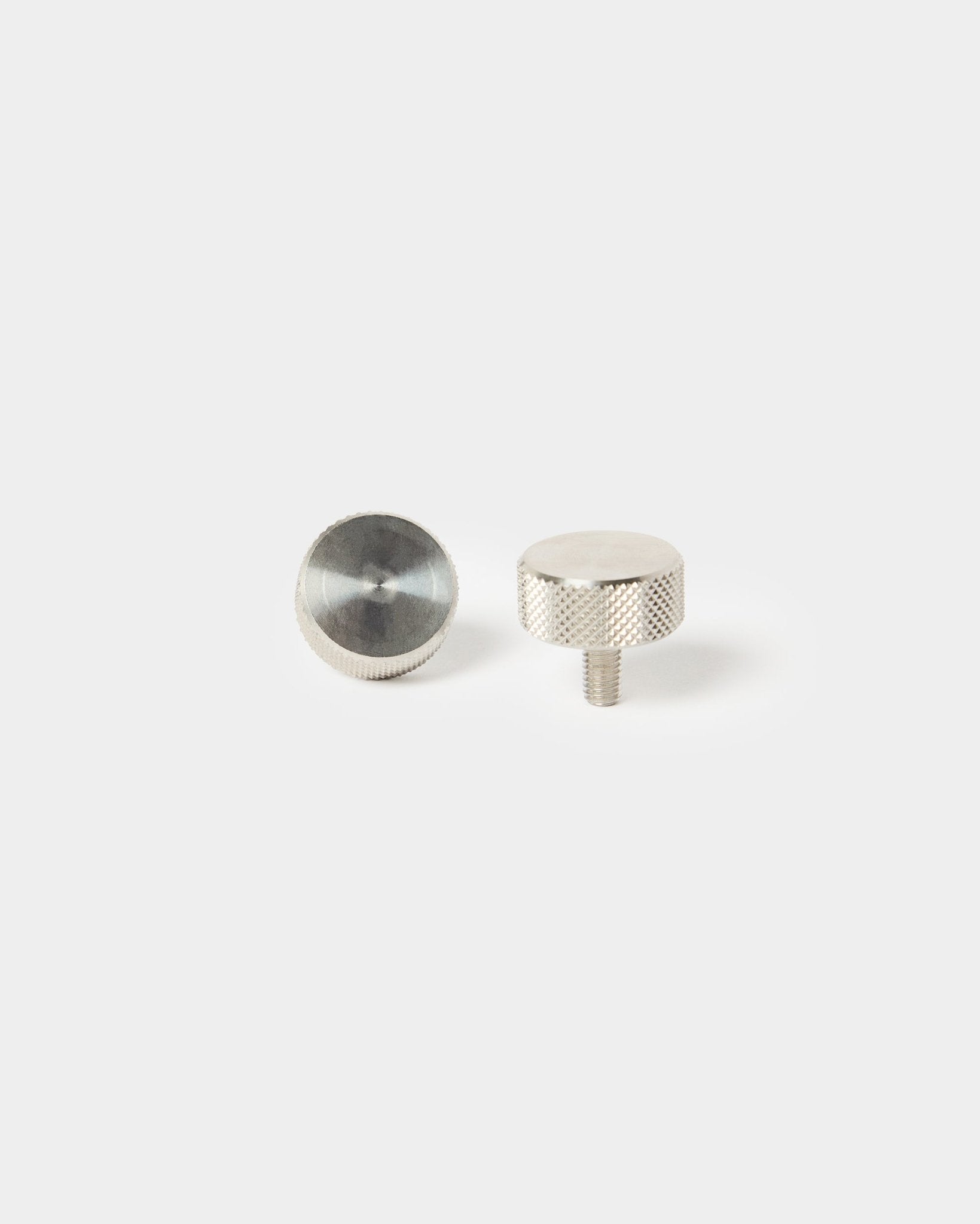 Zwei WoodUpp Fingerschrauben aus Edelstahl steel (M5x10 mm, 20x8.8) für die Montage von Akustikpaneel – eine mit Gewindeende, eine mit glatter Oberseite.
