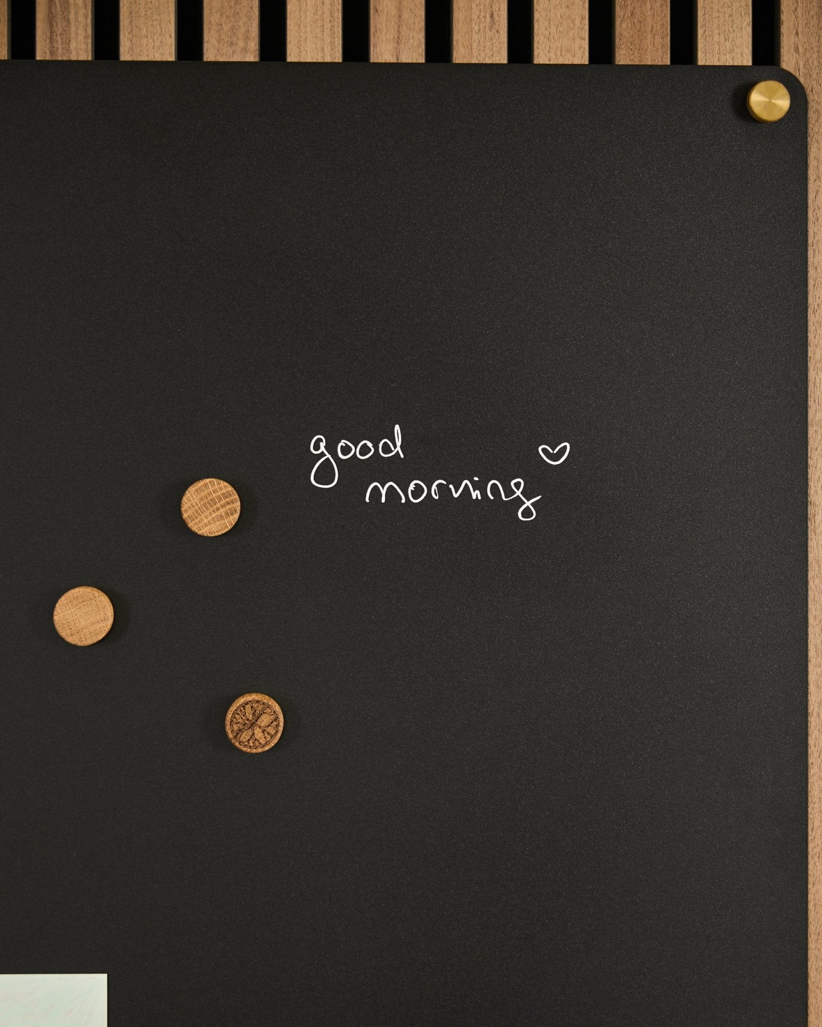 Das Norr | Blackboard set von WoodUpp zeigt ein black Akustikpaneel mit good morning und einem Herz sowie 3 Holzmagnete. Nordisches, minimalistisches Design.