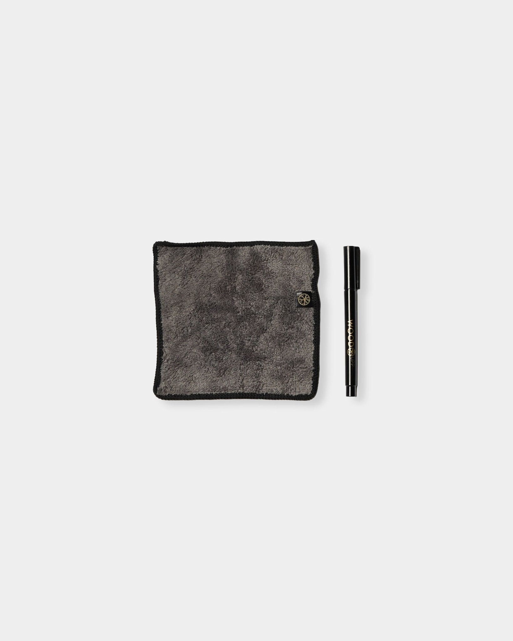 Das Norr Blackboard-Set von WoodUpp besteht aus einem grauen Mikrofasertuch mit black Kanten und einem Kreidemarker und ist für den Einsatz auf magnetischen Akustikpaneelen konzipiert.