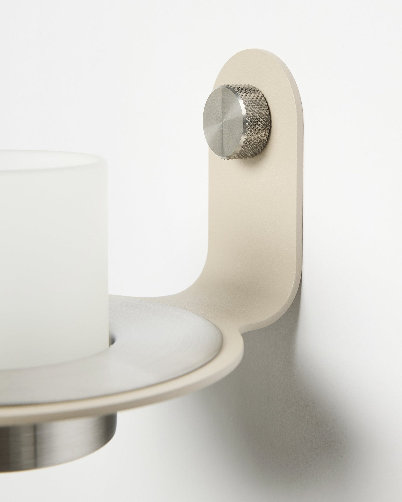 Minimalistischer Norr Kerzenhalter in beige und Edelstahl steel von WoodUpp, gezeigt als Accessoire für Akupanel Akustik-Lamellenwandpaneele.