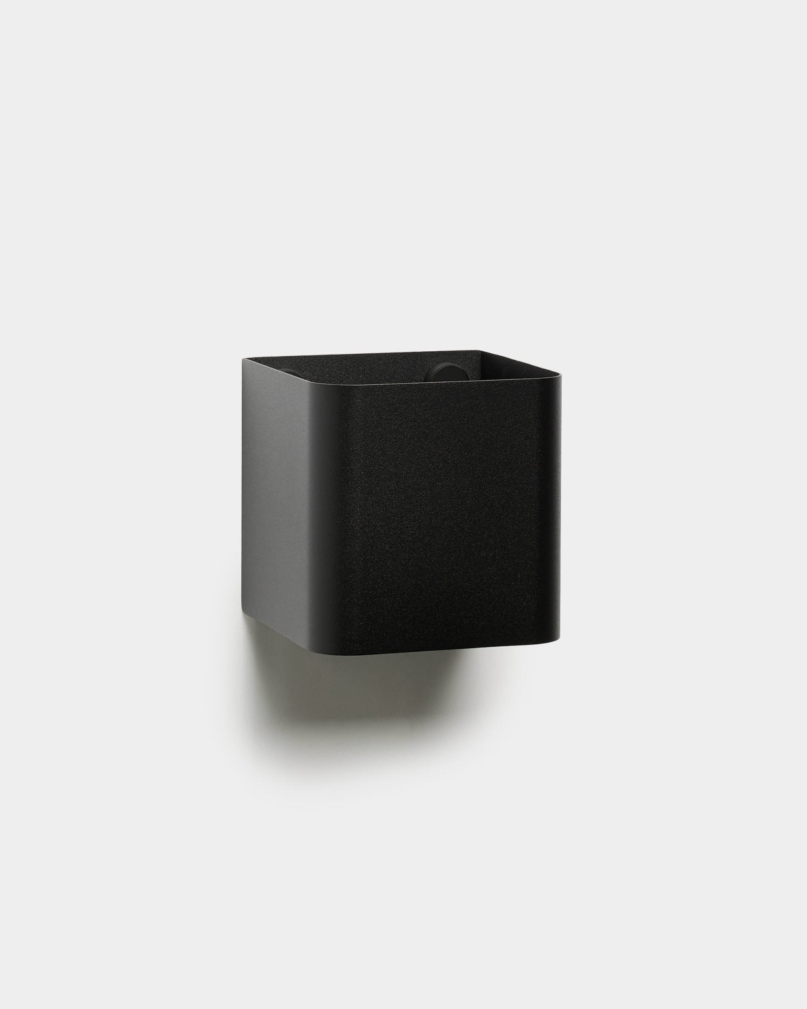Der WoodUpp Norr | Plant Box ist ein minimalistischer, quadratischer black Wandbehälter mit abgerundeten Ecken, gezeigt vor einem schlichten weißen Hintergrund.