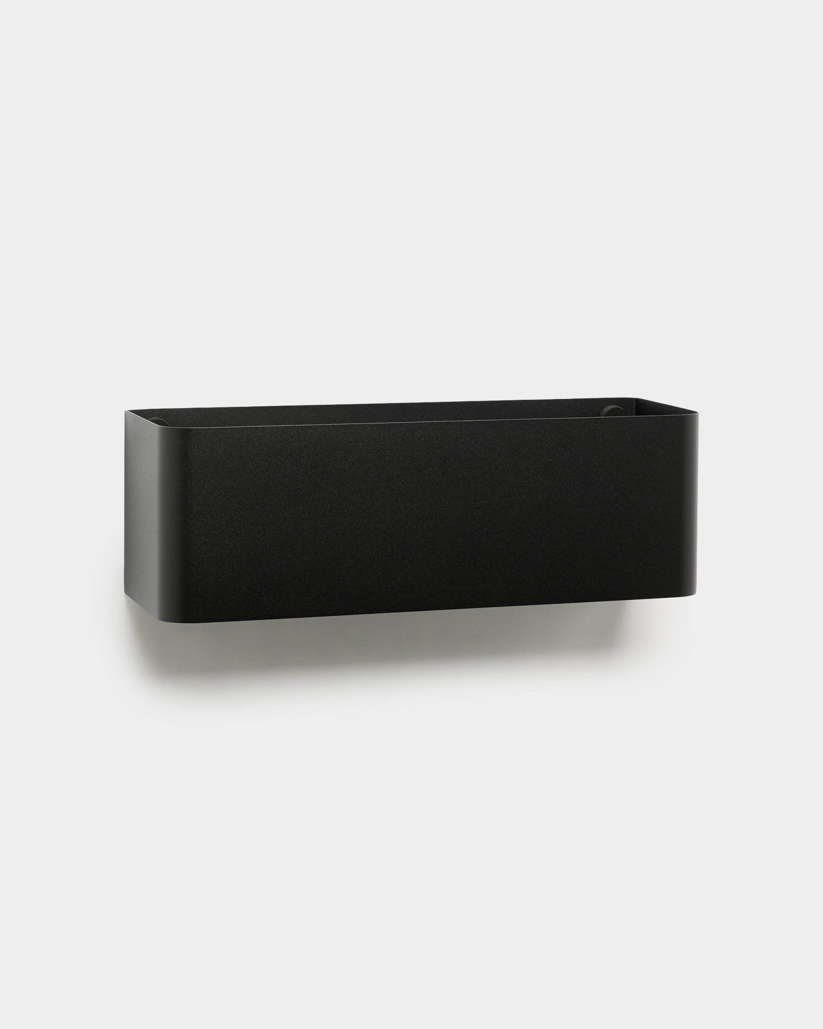 Die Norr | Plant Box von WoodUpp ist ein black, wandmontierter Pflanzkasten mit abgerundeten Kanten, der nordische Interieurs harmonisch ergänzt und perfekt zu Akustik-Holzpaneelen passt.