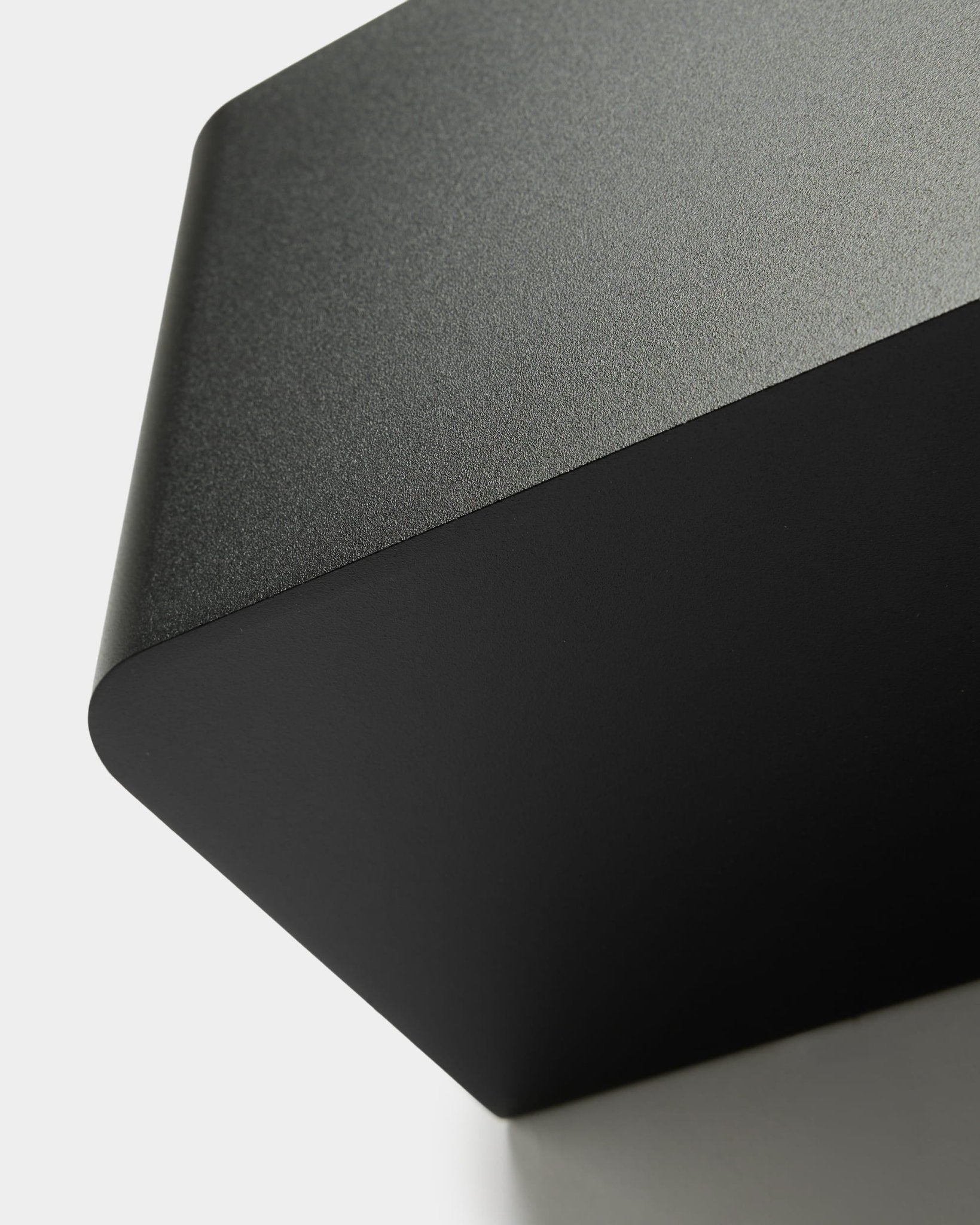 WoodUpp Norr Plant Box (35,9 cm) in black mit minimalistischem nordischem Design und weich abgerundeten Kanten, entworfen als Accessoire für Akupanel Kollektionen.