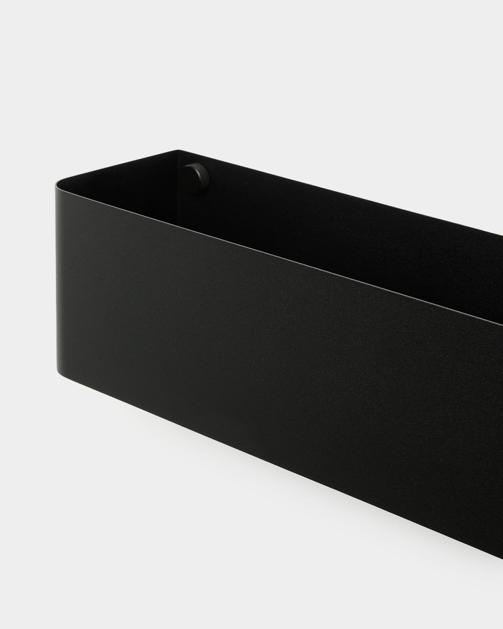 Die Norr Pflanzenbox von WoodUpp, 47,9 cm in black mit weich gerundeten Kanten, vor schlichtem weißem Hintergrund platziert.