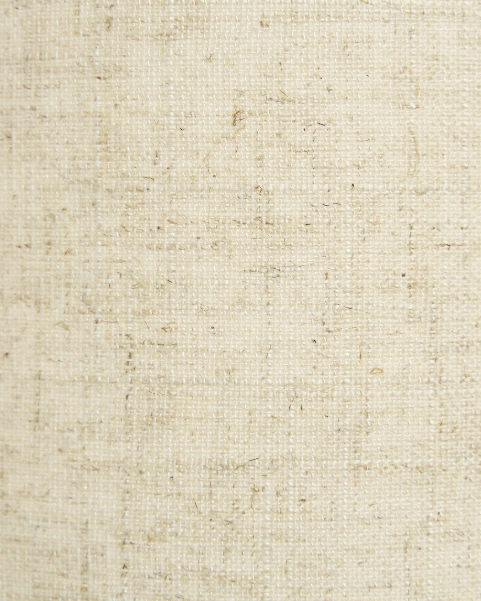 Nahaufnahme der Feya Wandleuchte von WoodUpp in beige Tönen, mit strukturiertem Stoffschirm in natürlicher Leinen-Baumwoll-Optik. Nordisches minimalistisches Design.
