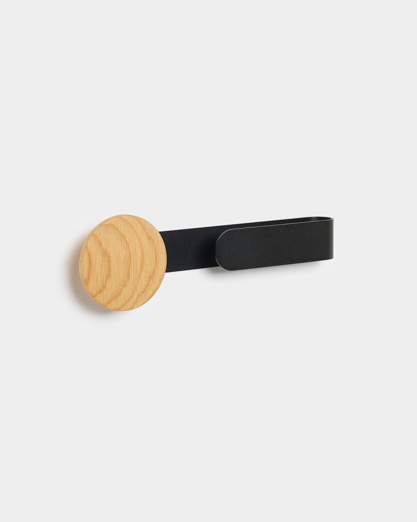 Linn Horizontal Haken von WoodUpp mit einem natural oak Knauf und black Metallarm, entworfen als passende Ergänzung zu Ihrem Akupanel Akustikpaneel.