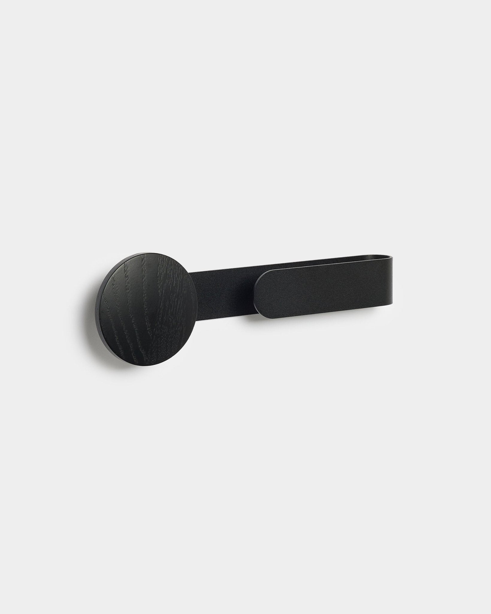 Der Linn | Horizontal Hanger in Black Oak von WoodUpp, ein minimalistisches Accessoire aus black pulverbeschichtetem steel und Holz, vor einem hellen grey Hintergrund.