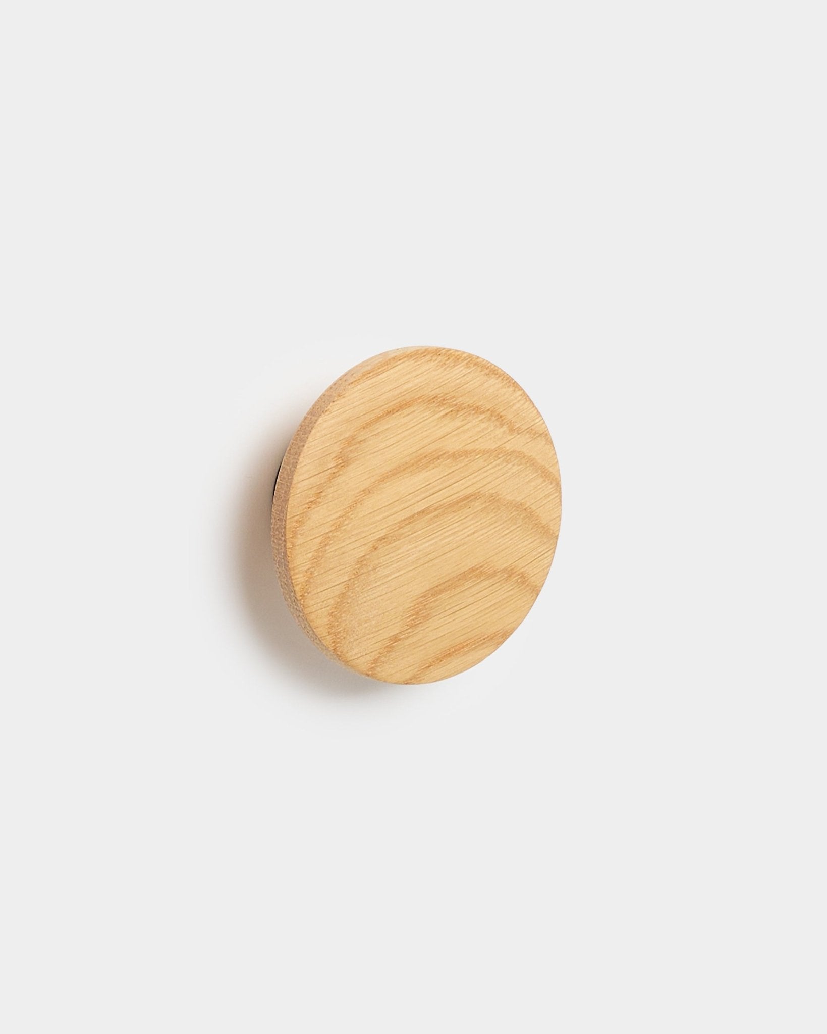 Linn I Single Hanger von WoodUpp, ein natural oak Accessoire mit sichtbarer Holzmaserung, entworfen für Akupanel Akustikpaneele, vor einem schlichten weißen Hintergrund.
