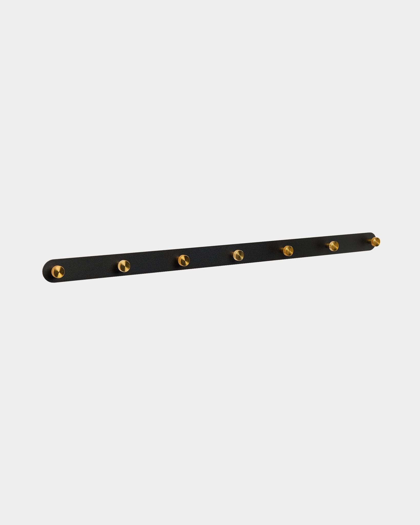 Norr Garderobenhakenleiste von WoodUpp mit 7 brass Haken auf einer black Akustikpaneel, entworfen als Flur-Organizer, kompatibel mit Akupanel Kollektionen.