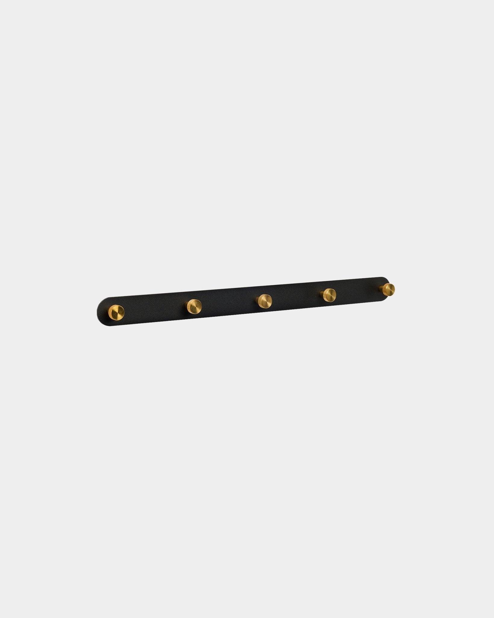 WoodUpp Norr Garderobenhakenleiste in black und brass mit 5 Haken aus steel, wandmontiert, vor einem schlichten weißen Hintergrund dargestellt.