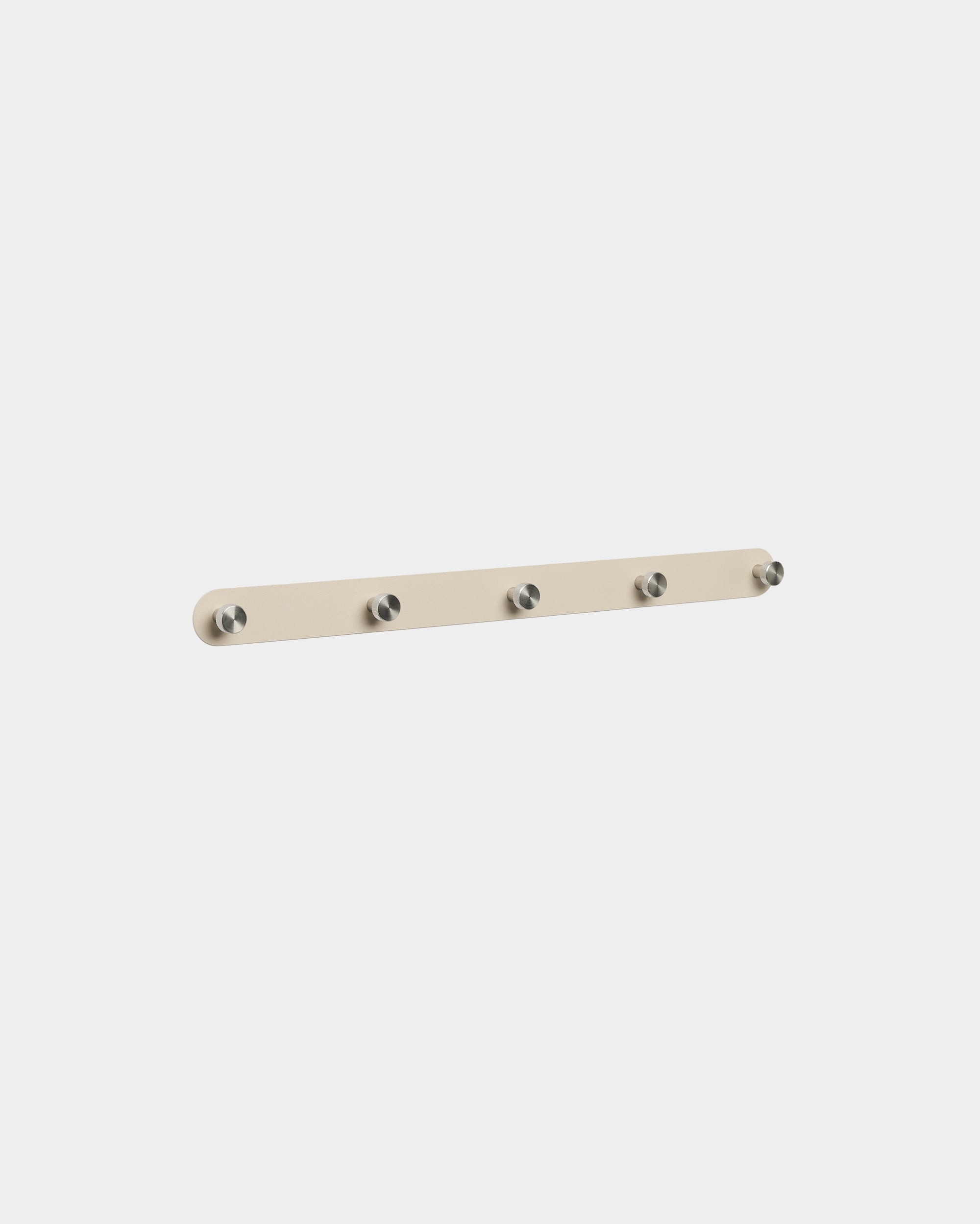 Norr Garderobenhakenleiste von WoodUpp mit 5 Haken aus beige und Edelstahl steel, konzipiert als Accessoire zur Organisation von Räumen zusammen mit nordischen Akustik-Holzpaneelen.