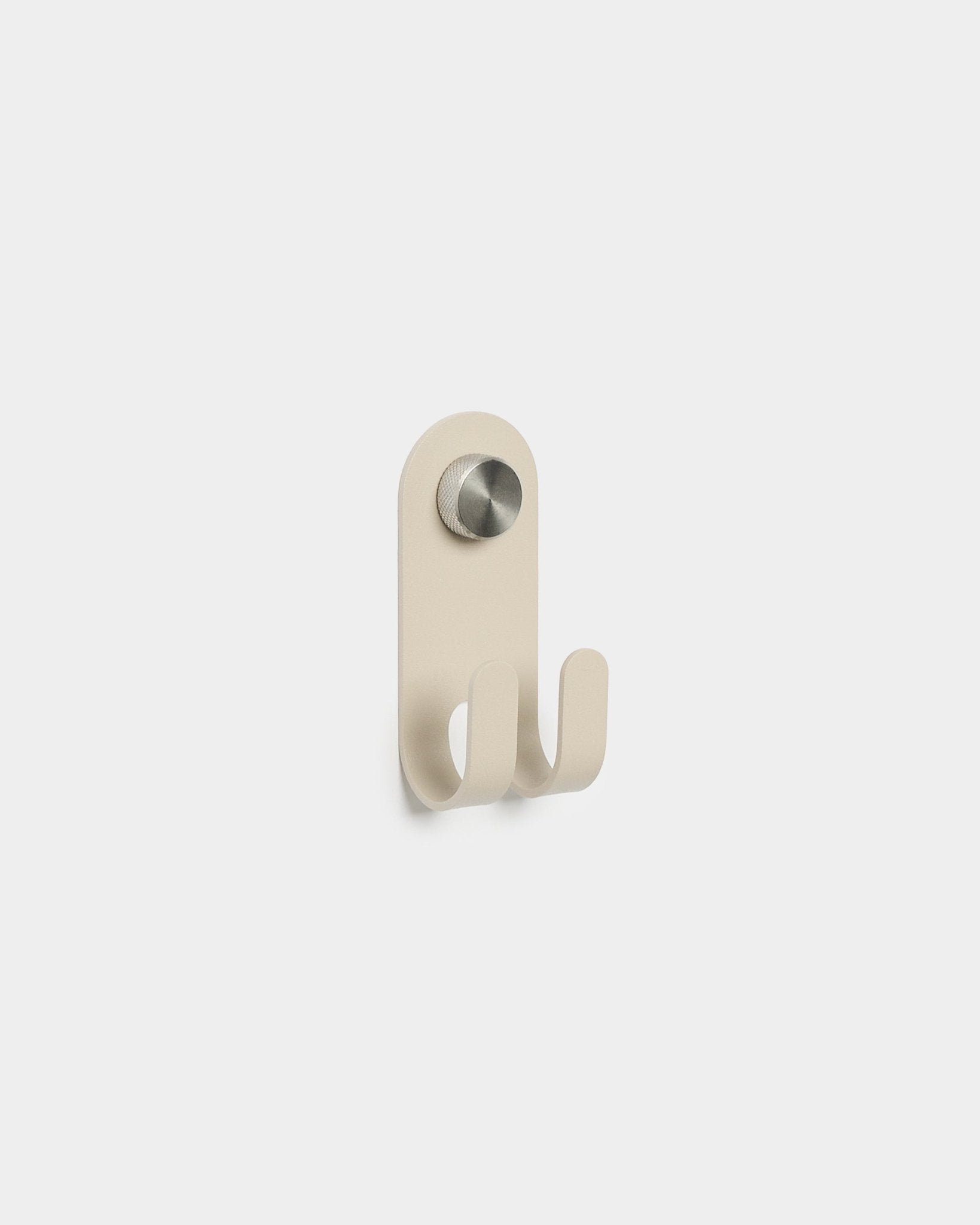 WoodUpp Norr Double Hanger in beige mit zwei Metallhaken und einem runden silbernen Knauf, minimalistisches nordisches Design, vor schlichtem weißem Hintergrund präsentiert.