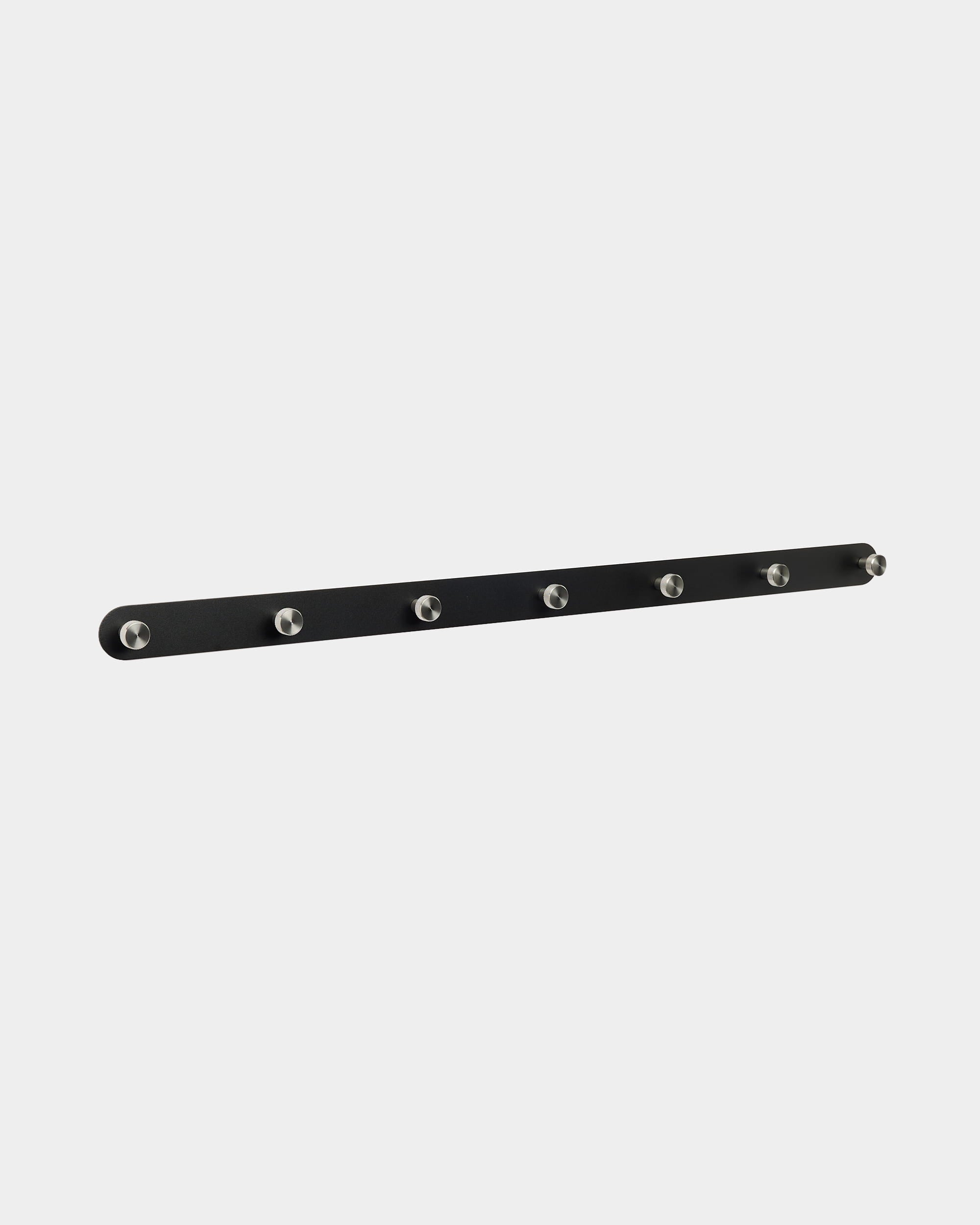 Die Garderobenhakenleiste WoodUpp Norr zeichnet sich durch ein black nordisches Design mit 7 silbernen Haken aus und ist dafür gedacht, Akupanel Akustikpaneele im Eingangsbereich oder Flur zu ergänzen.