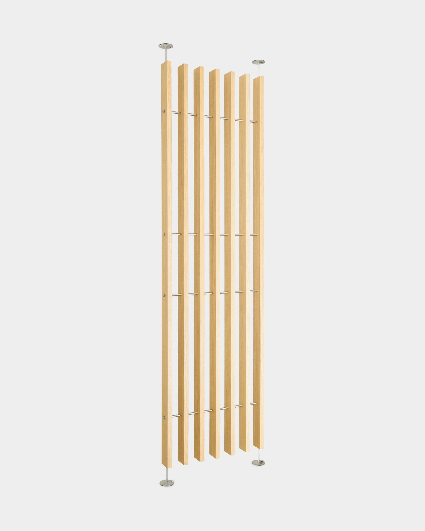 WoodUpp EMBRACE Raumteiler BM1, 236–252 cm, mit vertical natural oak Lamellen, Metallstangen und runden Standfüßen; wird ohne Bohren zwischen Boden und Decke montiert.