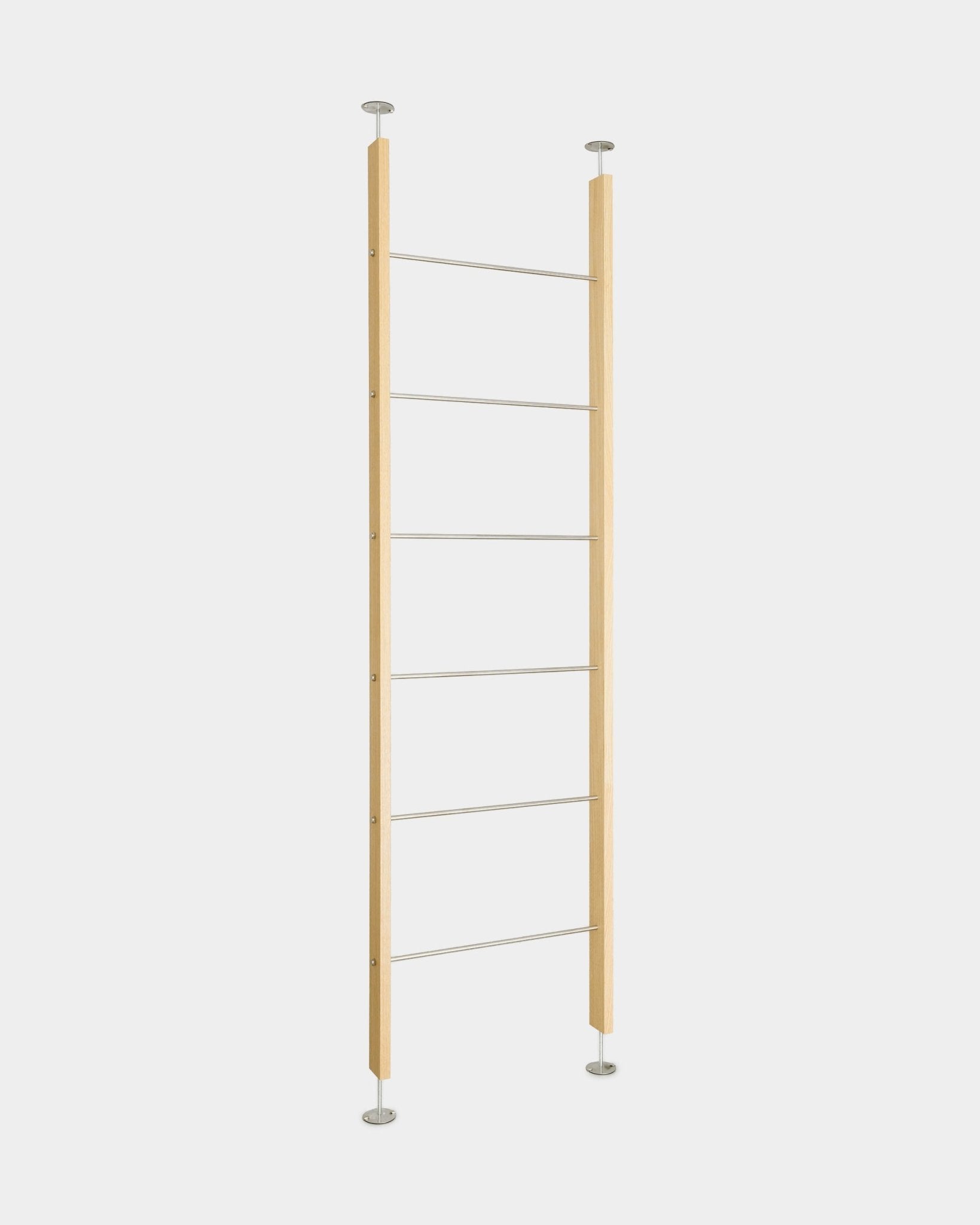 WoodUpp Embrace BM2 Raumteiler (236–252 cm), eine minimalistische nordische Holzstruktur vom Boden bis zur Decke mit sechs Metallsprossen und runden Halterungen.