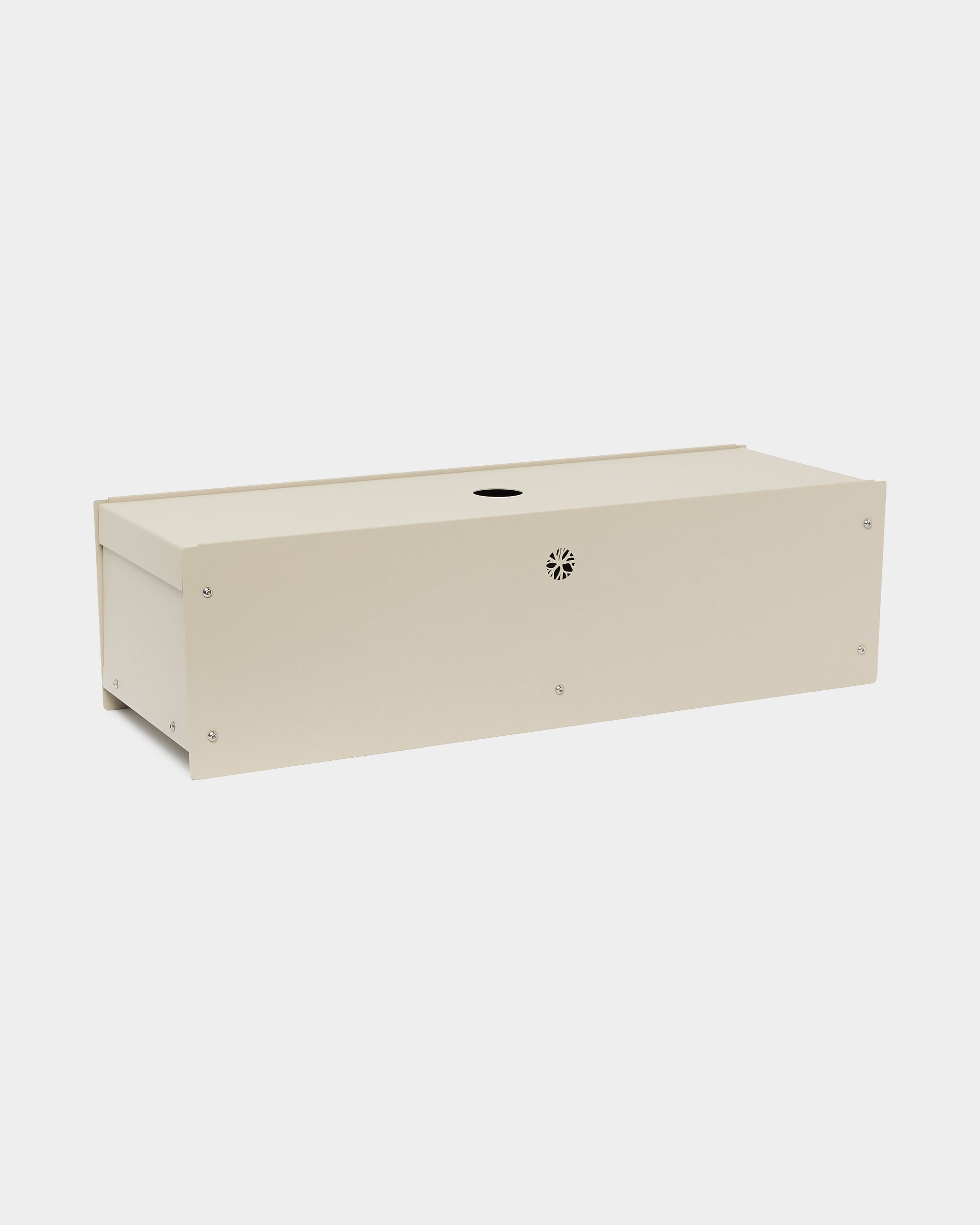 Die Nell | Metal Box / BM2 von WoodUpp, eine rechteckige, pulverbeschichtete Box aus steel in beige mit runder Öffnung und Lüftung, Zubehör für Akupanel, vor weißem Hintergrund.