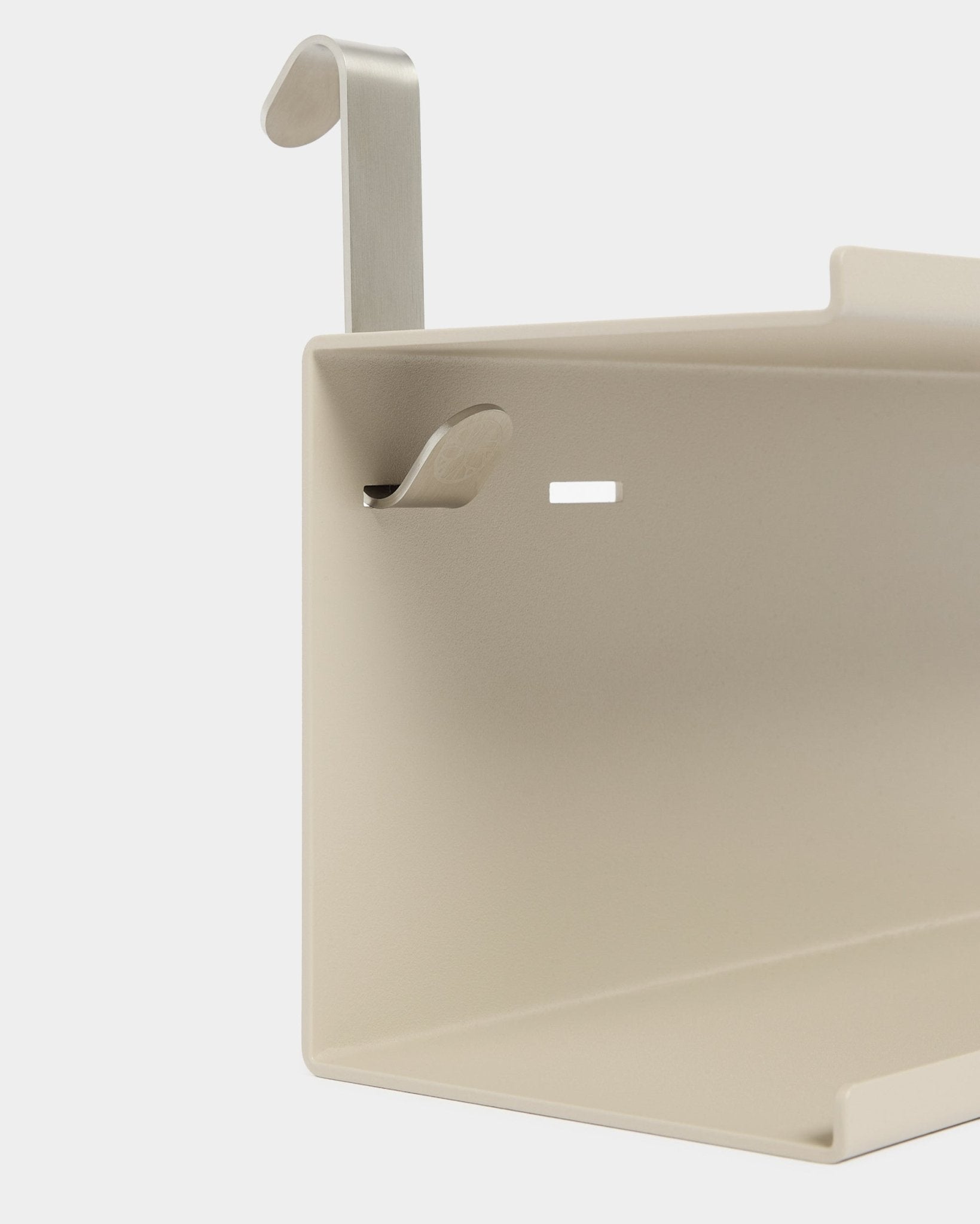 Nahaufnahme des WoodUpp Nell Double Metal Shelf BM1 in beige (63,5 cm) mit zwei silbernen Haken, vor weißem Hintergrund gezeigt.