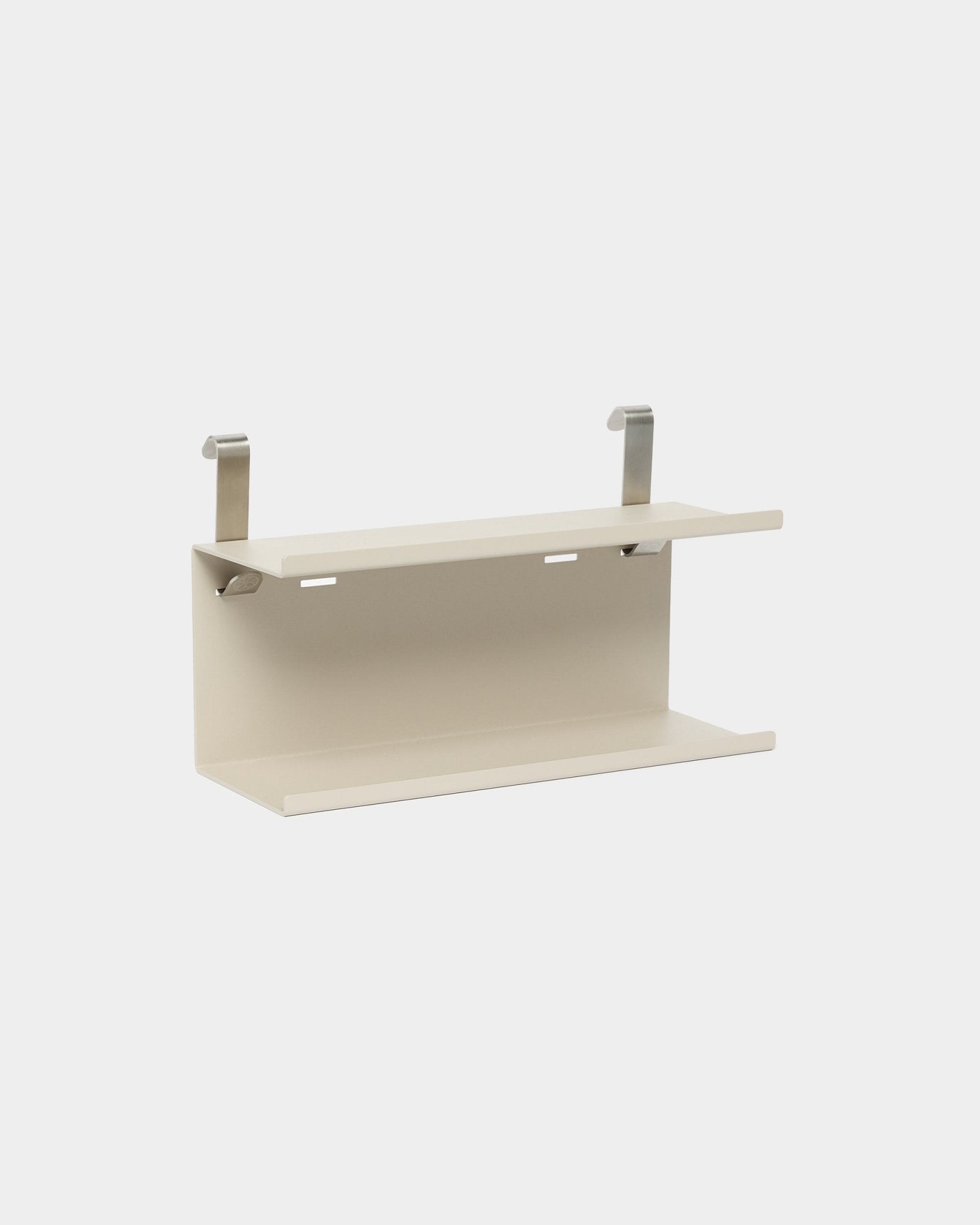 Beige WoodUpp Double Metal Shelf BM1, 31,7 cm, mit silbernen Halterungen; ein kompaktes Aufbewahrungsaccessoire zur Verwendung mit Akupanel Akustikpaneelen.