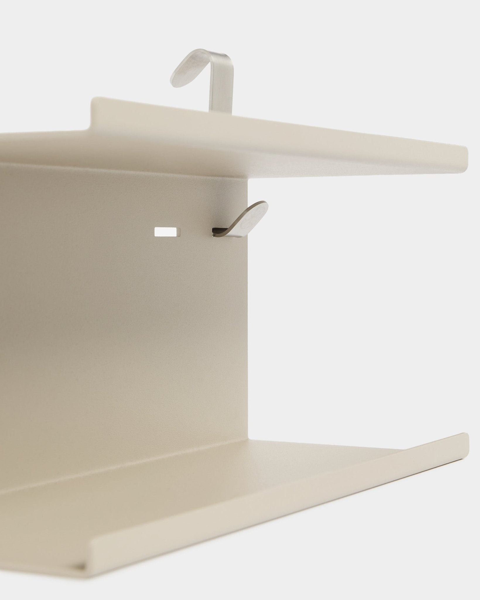WoodUpp Create Double Metal Shelf BM1 in beige, 31,7 cm, mit zwei silbernen Haken und zweistufigem Design, vor weißem Hintergrund dargestellt.