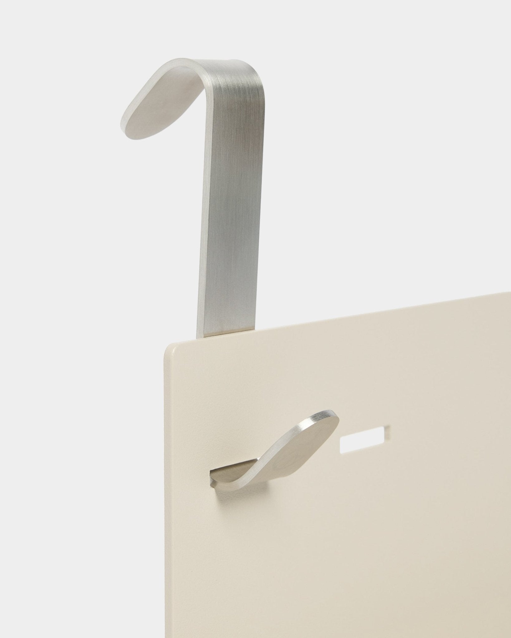 Das Nell Metallregal/BM1 von WoodUpp in beige (63 x 13,4 cm) umfasst einen silbernen Metallhaken und einen zusätzlichen small Haken und ist für die Verwendung mit verstellbaren Akustikpaneelen konzipiert.