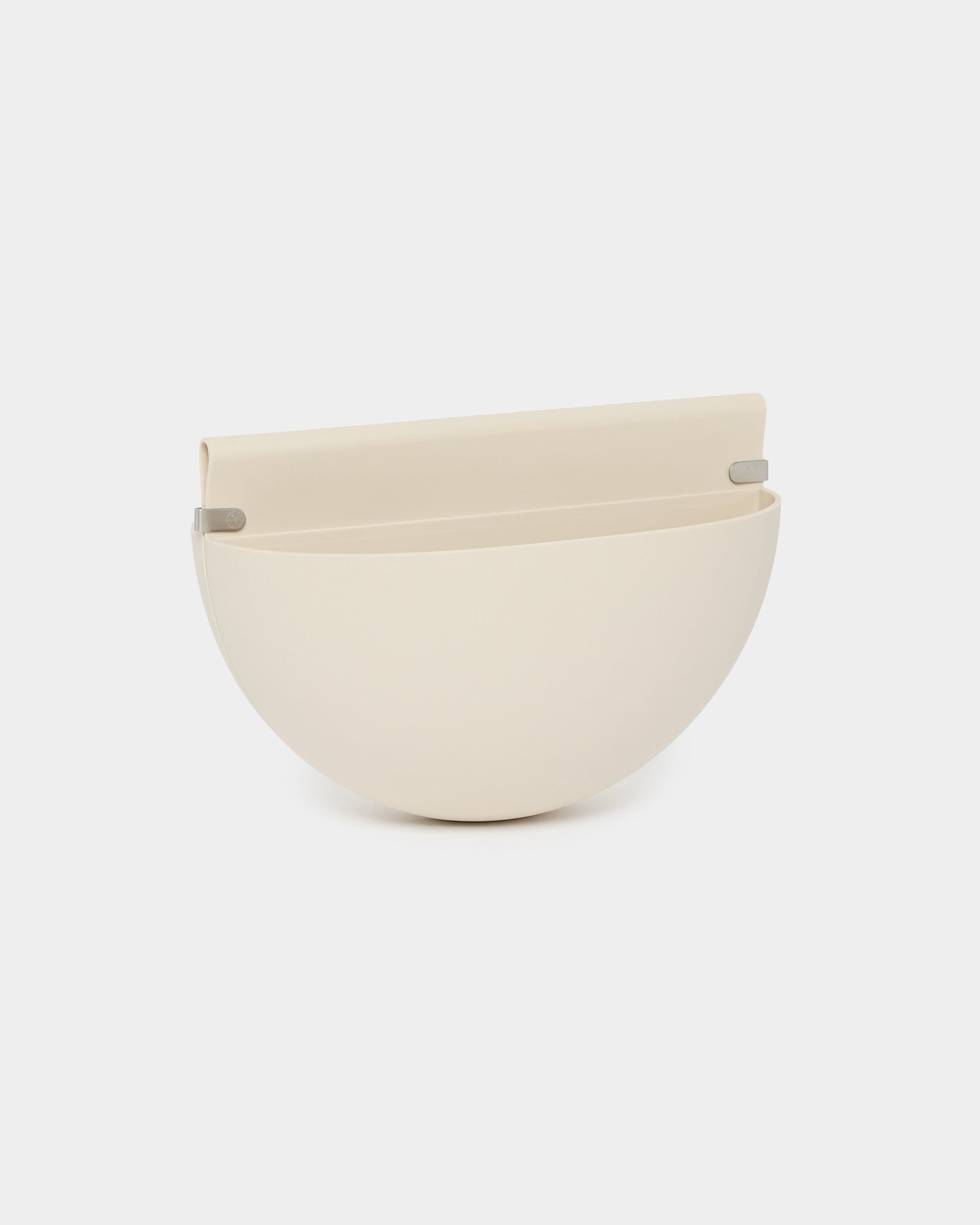 Gro | Soft Pocket / BM2 von WoodUpp, ein minimalistischer Wandpflanzkübel 4L in hellem beige mit glatter Oberfläche und wiederverwendbarer TPV-Tasche, passend zu Akustikpaneelen.