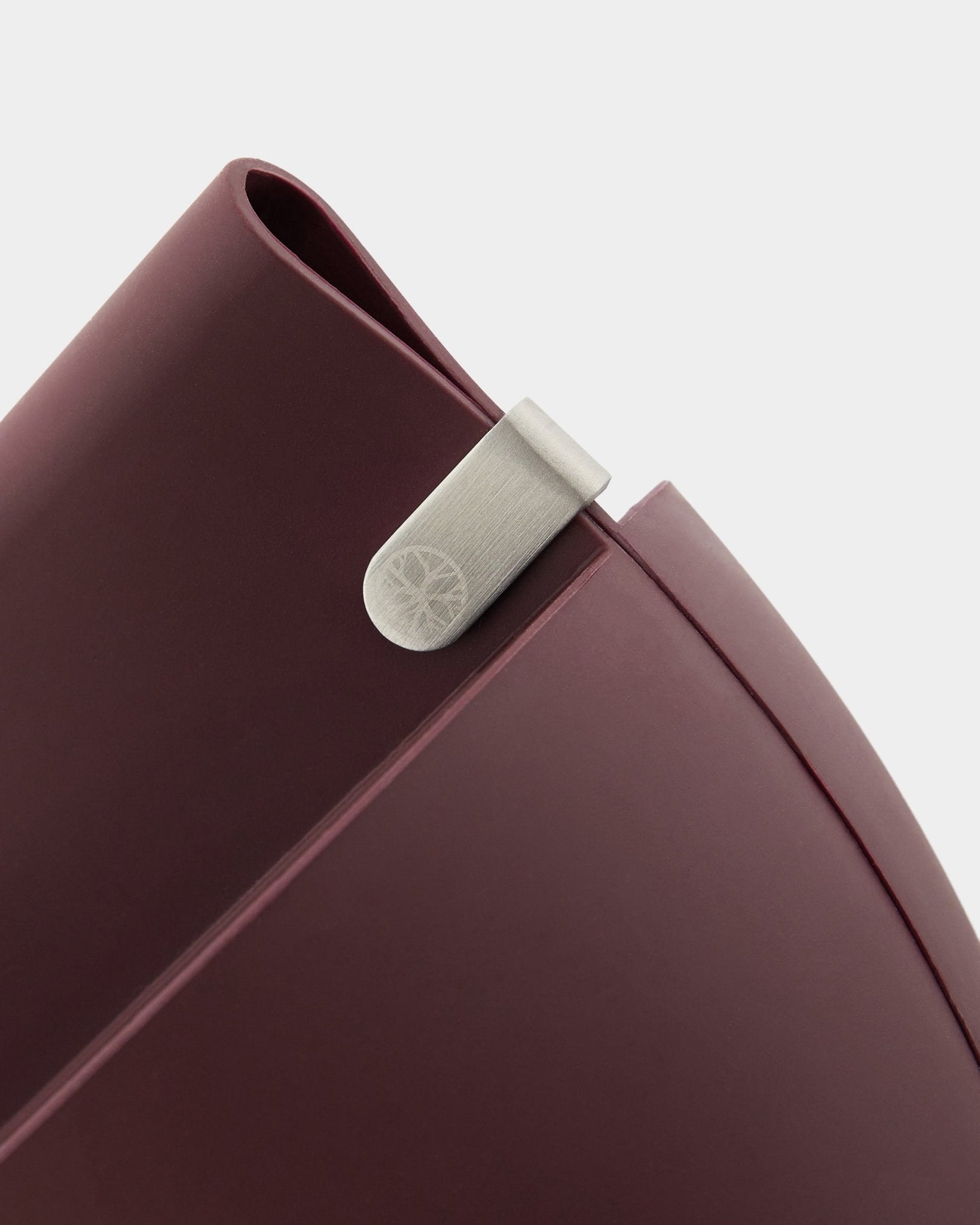 Nahaufnahme des WoodUpp Gro Soft Pocket Pflanzgefäßes BM2 in Ox Red mit 4 l Fassungsvermögen, silbernem Metallclip und eingraviertem Logo vor schlichtem weißem Hintergrund.