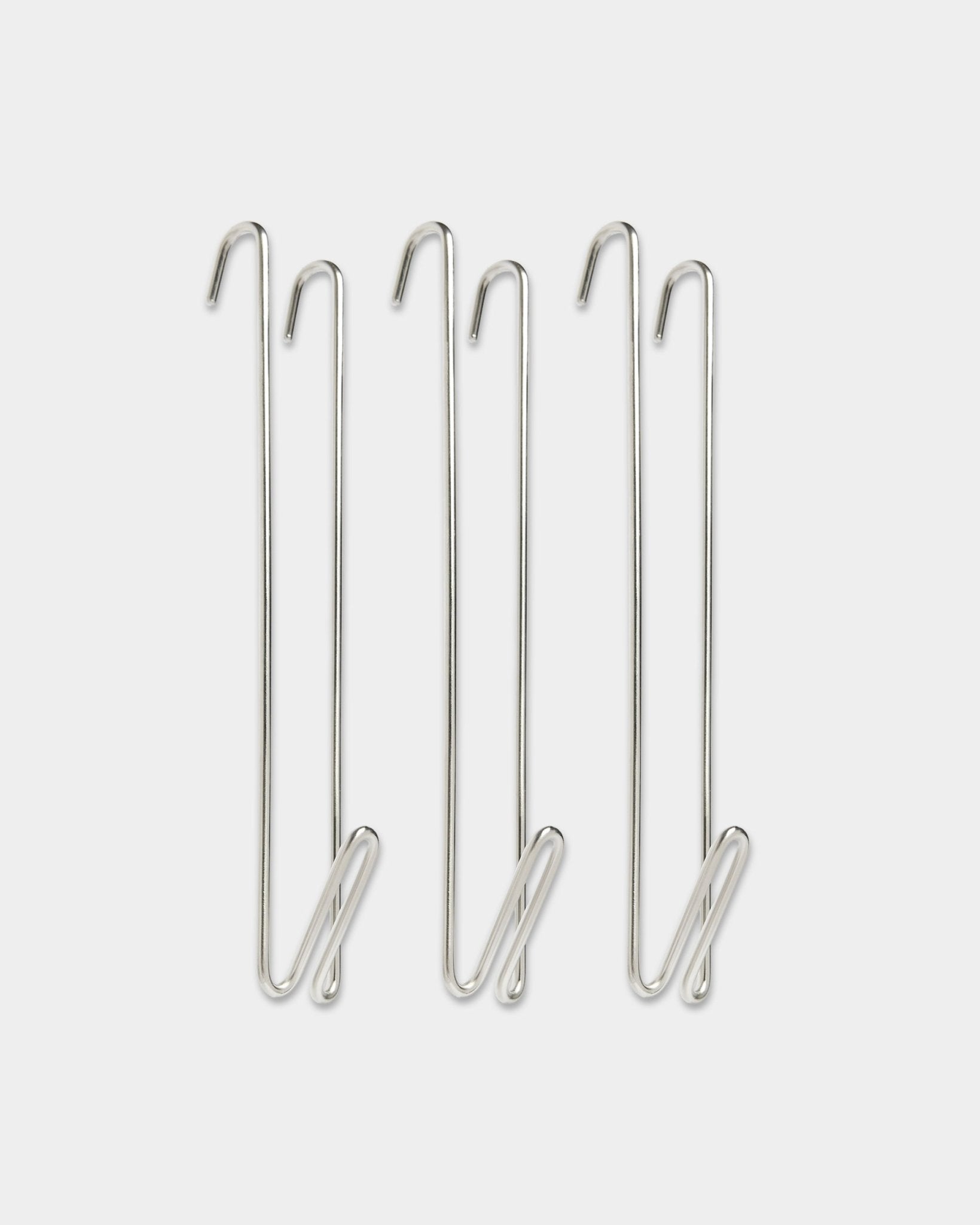 Drei WoodUpp Alva Edelstahl-steel-BM1-Drahthaken-Garderobenstangenverlängerungen, entwickelt, um neben Akustik-Holzpaneelen zusätzlichen Platz zum Aufhängen zu schaffen.
