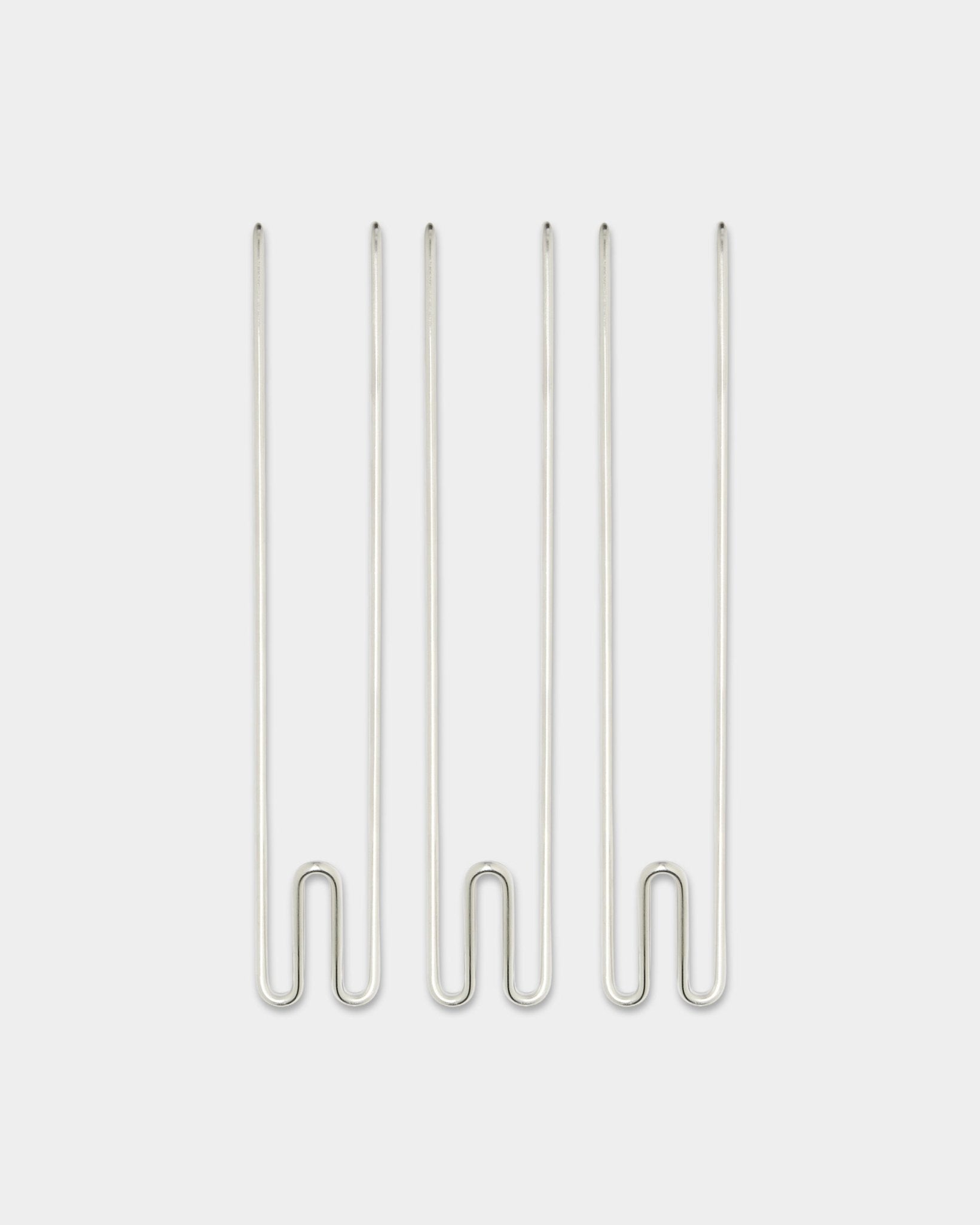 Drei Alva Wire Hook / BM1-Accessoires von WoodUpp, lange steel-Haken aus Edelstahl, vertikal auf einem schlichten weißen Hintergrund angeordnet.