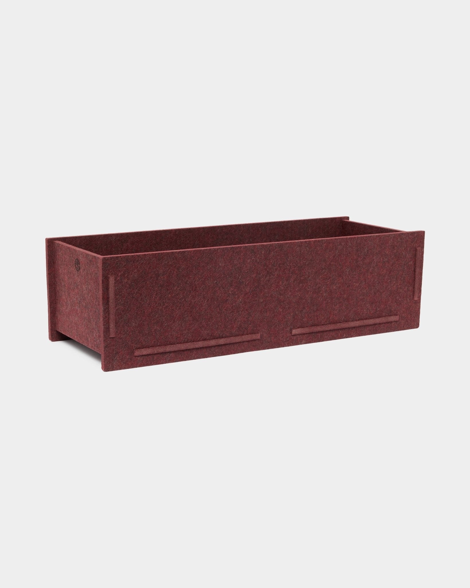 Rechteckige PET-Filz-Aufbewahrungsbox in ox red, die Vigg | Felt Box / BM2 von WoodUpp, mit offenem Oberteil und sichtbaren Nähten; als Accessoire für Akupanel entworfen.
