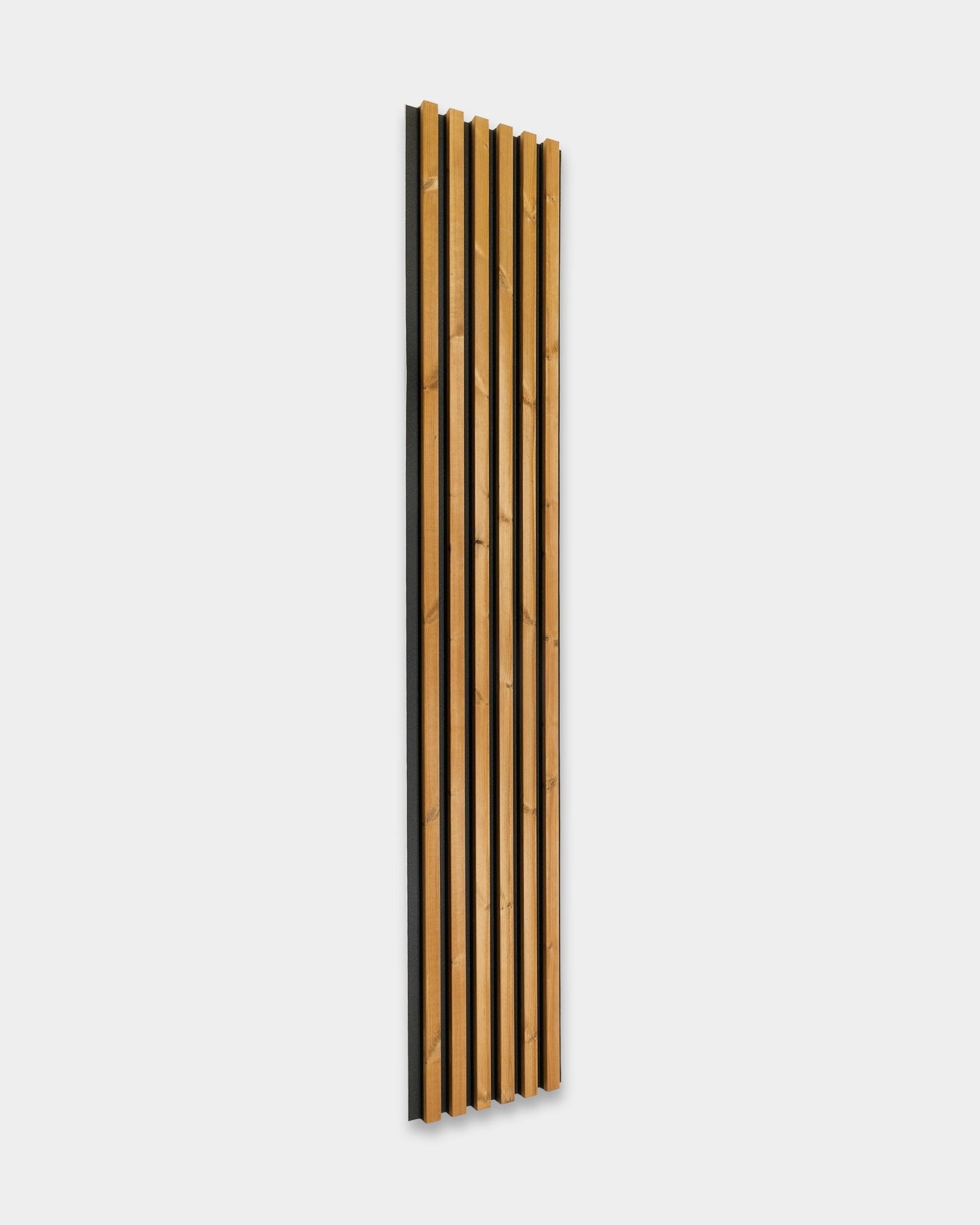 WoodUpp Aluwood Fassadenpaneel in brown, Größe 240 x 45,1 cm, mit vertical Lamellen aus nordischer Fichte und black Rückseite, montiert auf einer weißen Oberfläche.