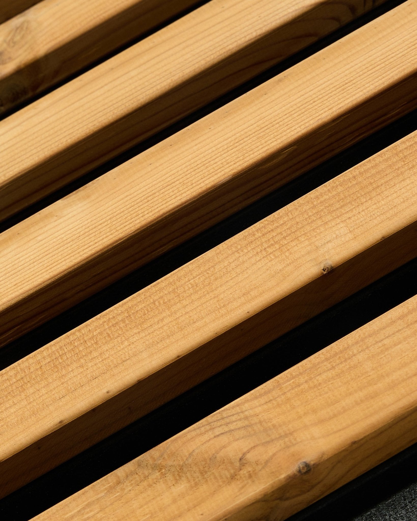 Nahaufnahme des WoodUpp Aluwood Fassadenpaneels in brown (240 x 45,1 cm) mit parallel verlaufenden Planken aus nordischer Fichte, entwickelt für architektonische Anwendungen im Außenbereich.