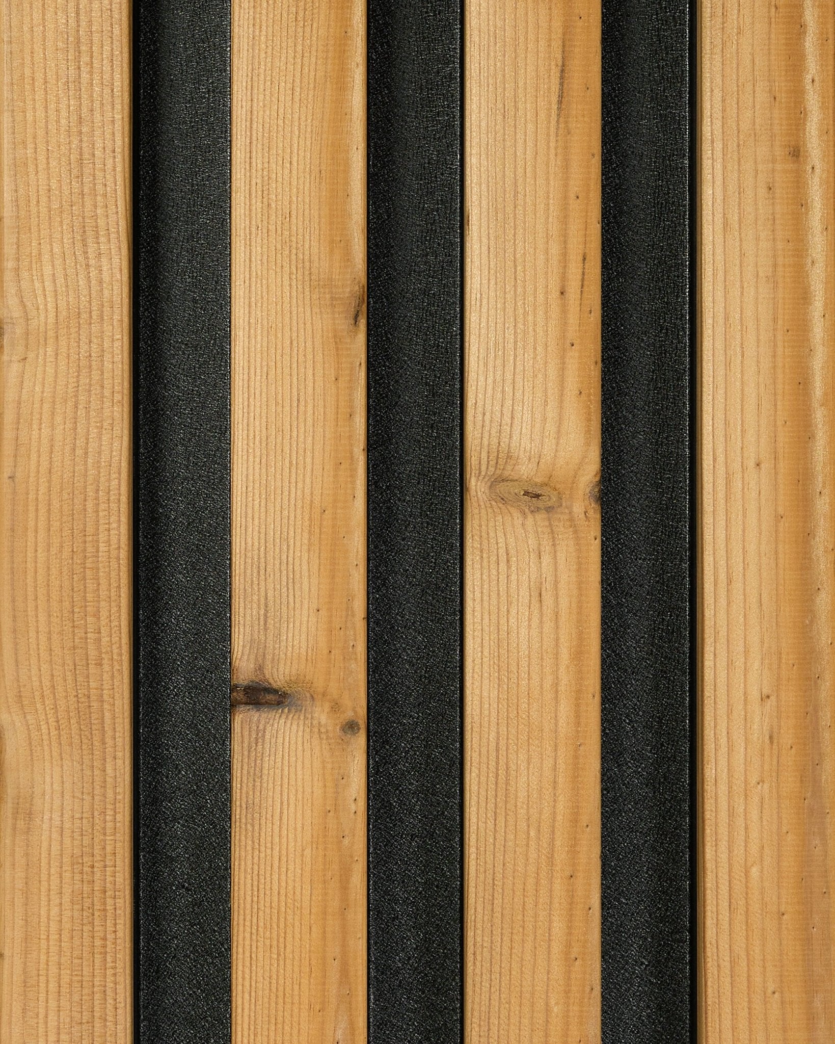 Aluwood Fassadenpaneel-Muster in brown (45,7 x 27 cm) von WoodUpp, mit vertical Planken mit Holzmaserung und black Streifen, die ein modernes Streifendesign erzeugen.