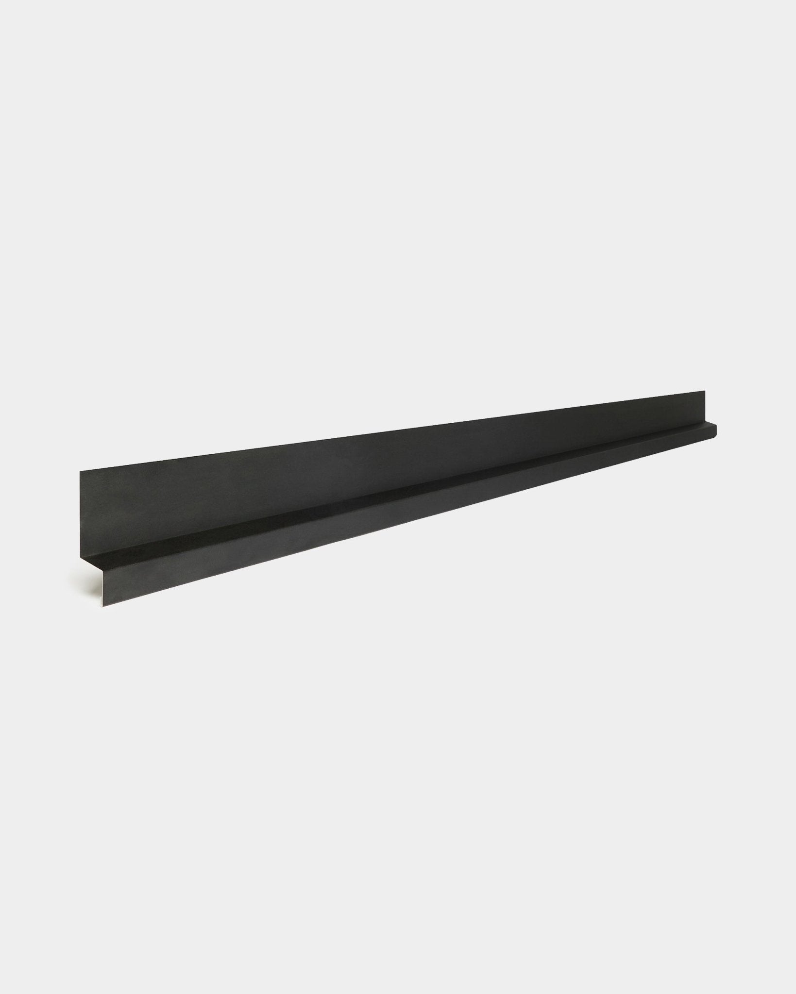 WoodUpp Aluwood Bottom, 240 cm: ein langes black minimalistisches Zubehör für Fassadenpaneele mit einer schlanken, pulverbeschichteten Aluminiumleiste für die Outdoor-Montage.