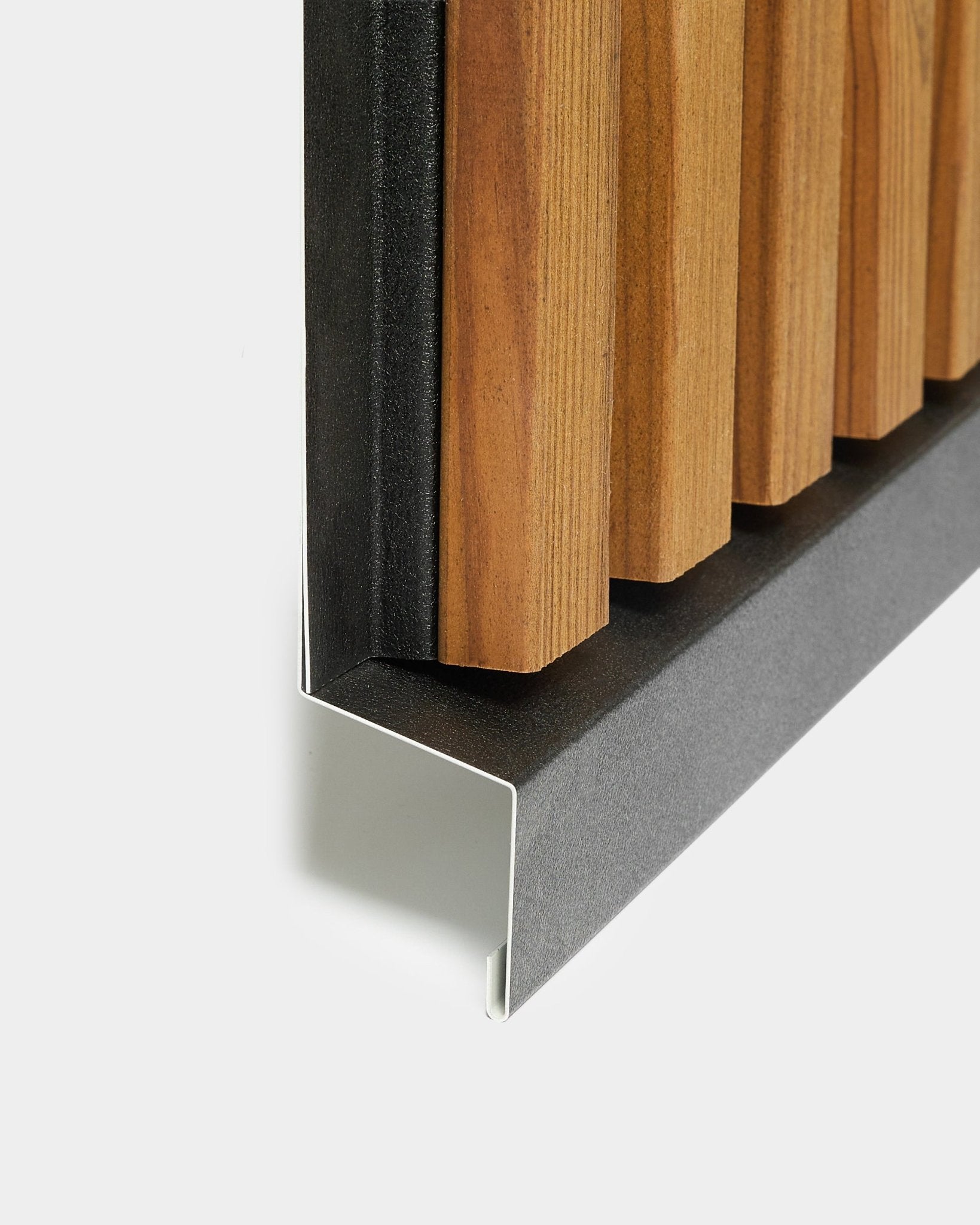 Detaillierte Ansicht eines 240 cm WoodUpp Aluwood Fassadenpaneels mit vertical Holzlamellen und black Metallabschluss, Teil der nordischen Outdoor-Kollektion.
