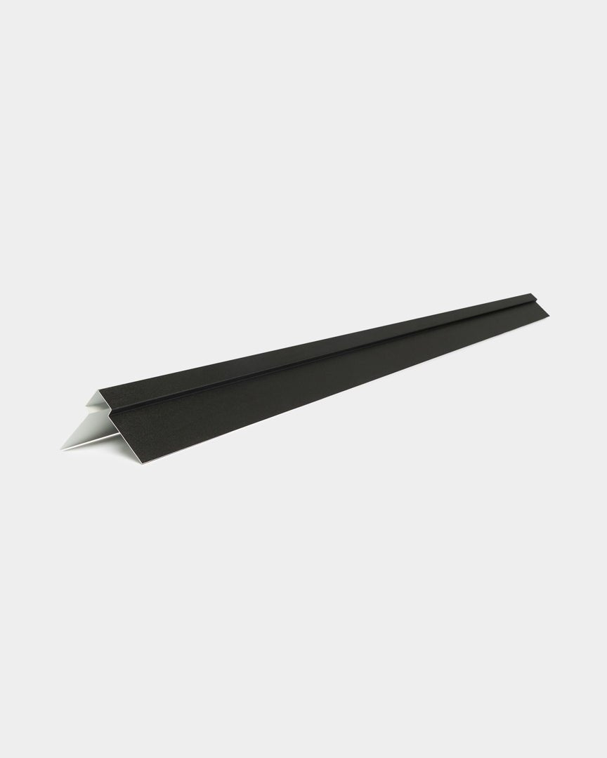 WoodUpp Aluwood Außenecke 240 cm: black dreieckiges Aluminium-Fassadenpaneelprofil mit weißer Unterseite, dargestellt vor schlicht weißem Hintergrund.