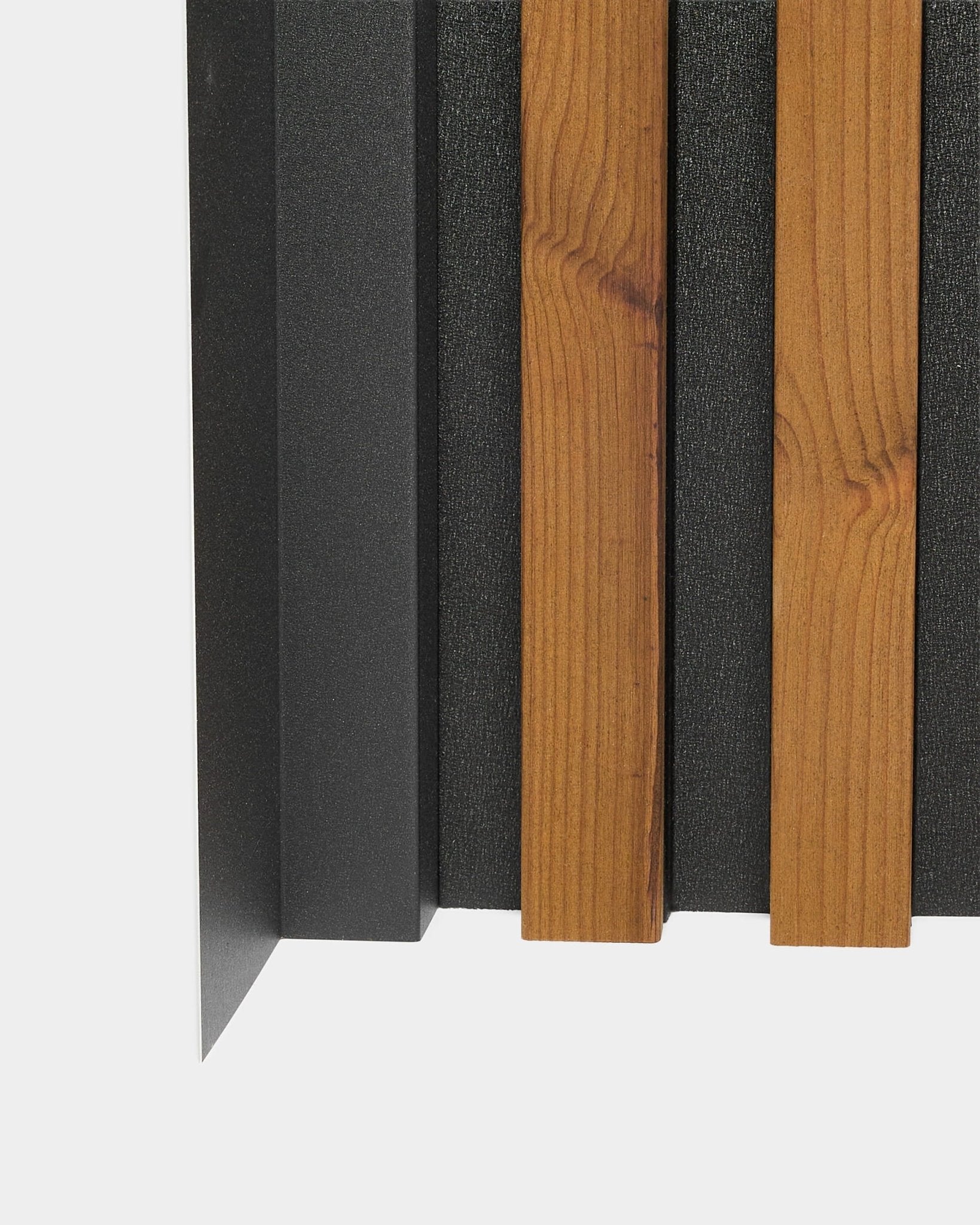 Nahaufnahme des WoodUpp Aluwood Inside Corner, 240 cm, mit vertical Holzlamellen, black Filzrückseite und einem pulverbeschichteten Aluminium-Inneneckprofil.