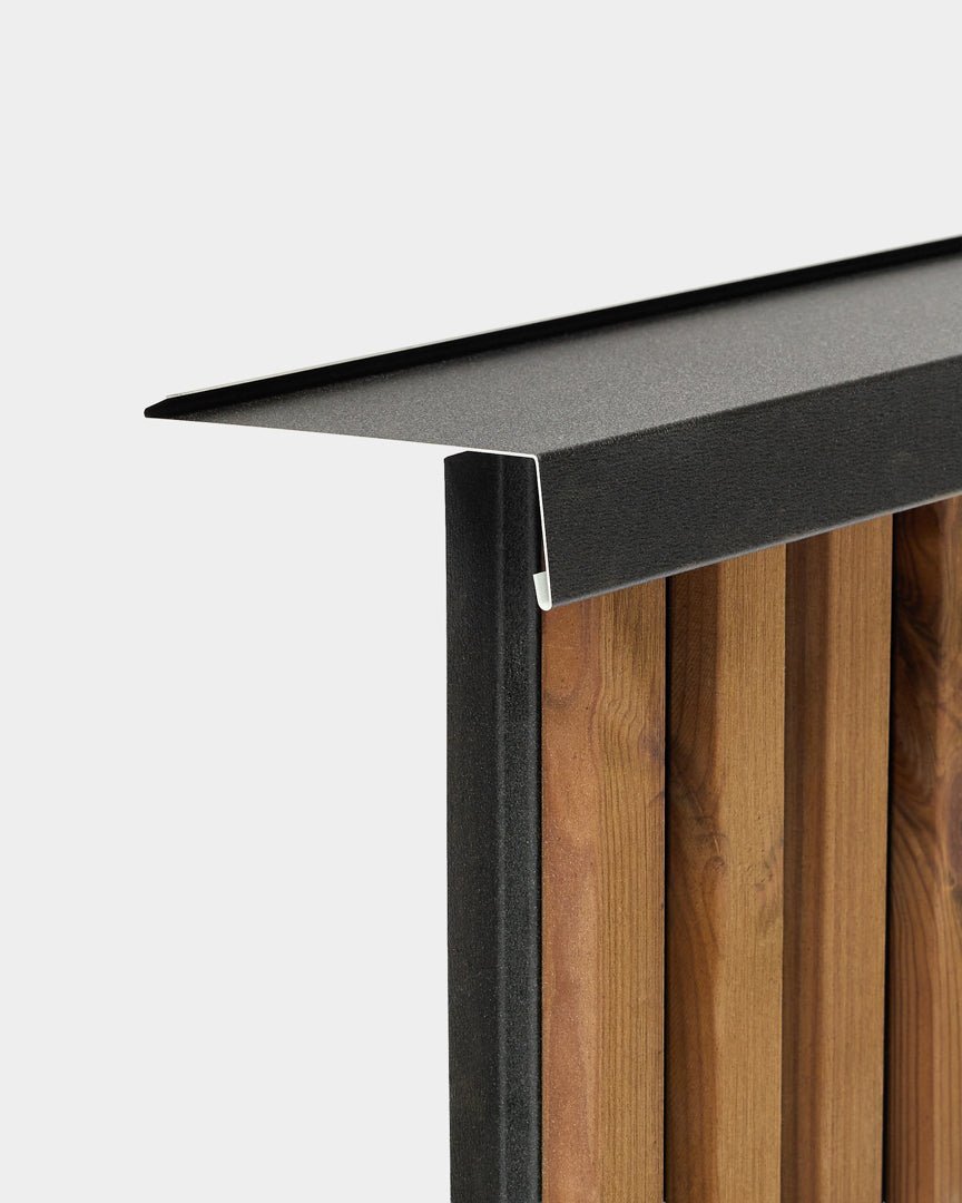WoodUpp Aluwood Fassadenpaneel-Fensterbank, 240 cm, mit einer pulverbeschichteten black-Abdeckung, die dafür entwickelt wurde, Outdoor-Zaunzäune aus Holzlatten vor eindringendem Wasser zu schützen.