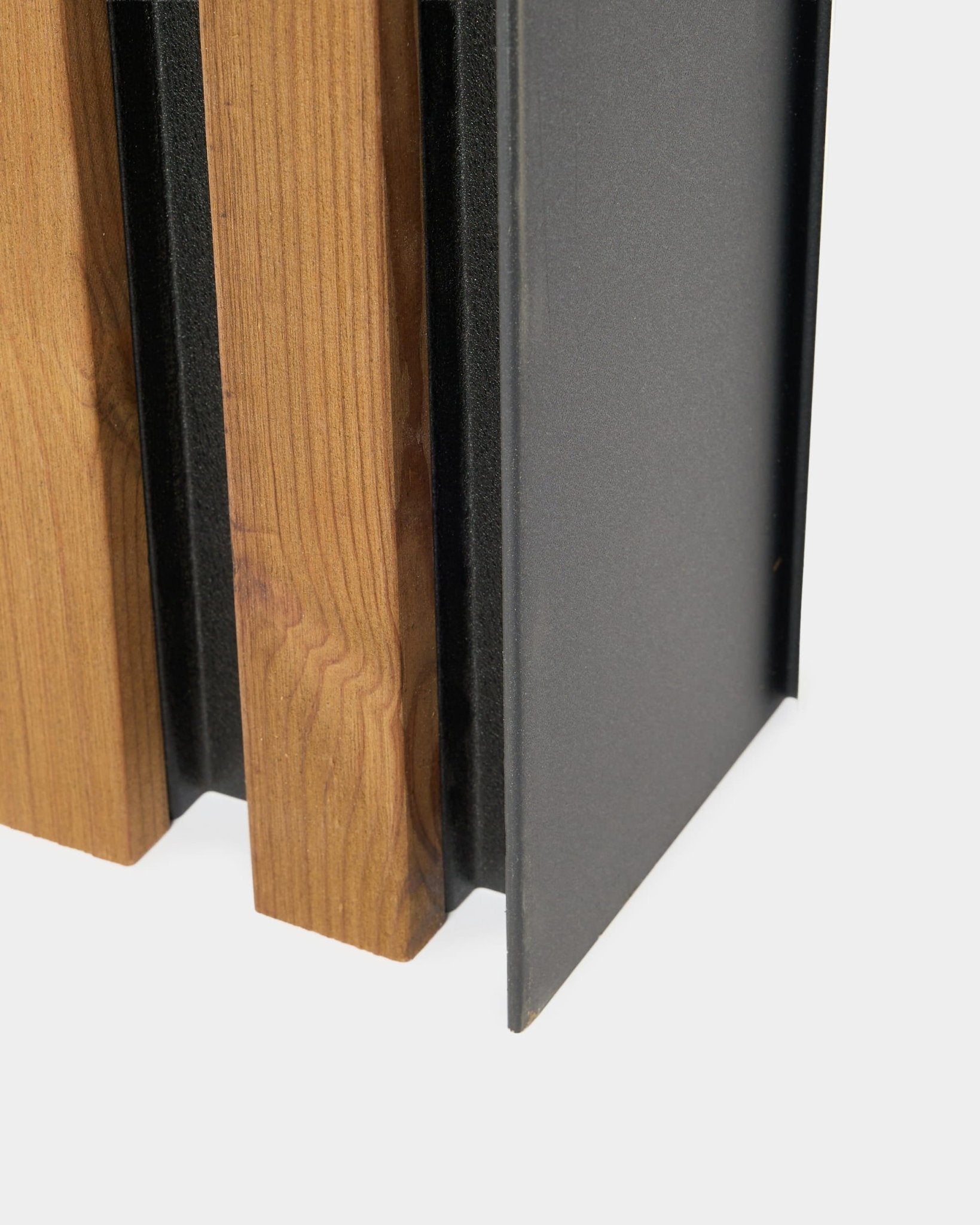 Nahaufnahme eines WoodUpp Aluwood Fassadenpaneels, 240 cm, mit vertical Holzlamellen und einem dunkel pulverbeschichteten Aluminiumprofil für die Montage im Außenbereich.