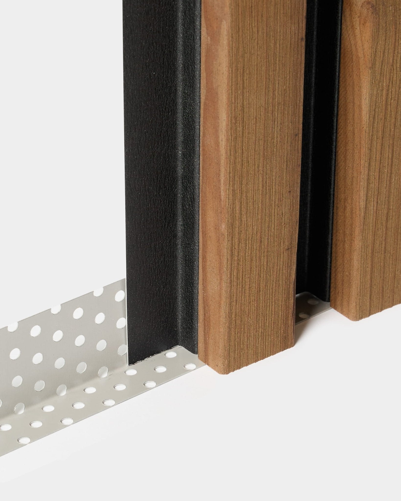 Nahaufnahme einer WoodUpp Aluwood Installation: 240 cm Insektenschutzgitter neben vertical Holzfassadenleisten und einem black Paneel vor weißem Hintergrund.