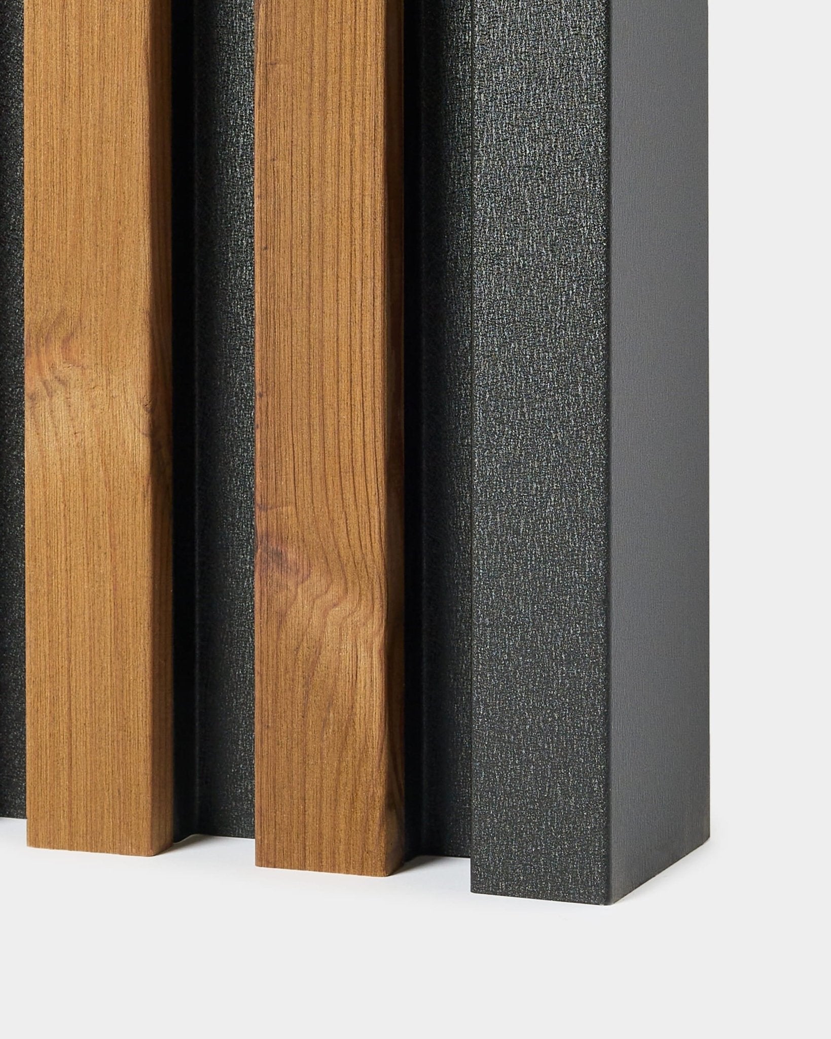 Nahaufnahme der WoodUpp Aluwood Fassadenpaneel-Endecke, 240 cm, mit vertical Holz- und black Lamellen mit Aluminiumprofil in einem alternierenden Muster.