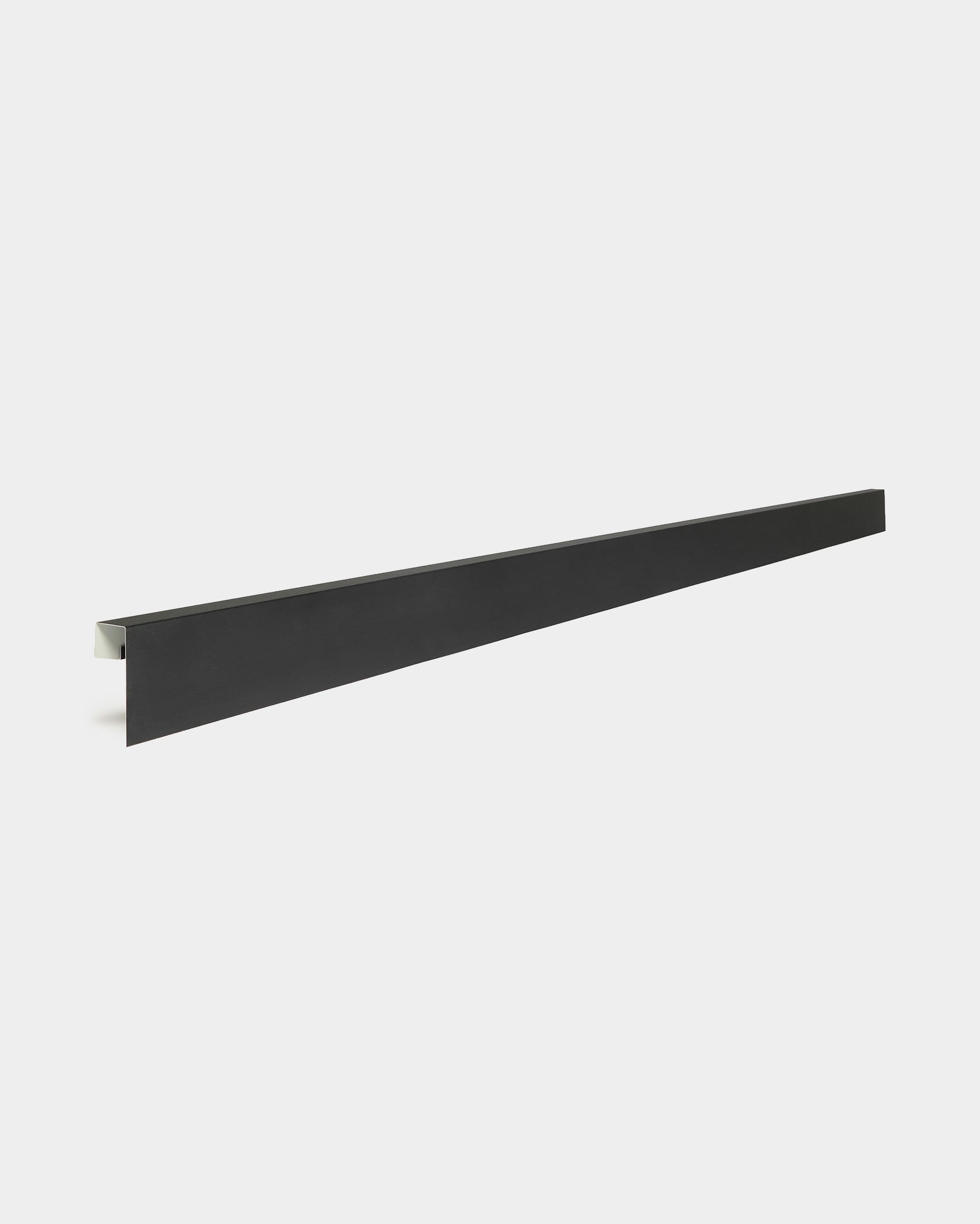WoodUpp Aluwood 240 cm black Aluminiumprofil mit rechtwinkliger Biegung, entwickelt für den Einsatz mit Outdoor-Fassadenpaneelen, ideal für den Abschluss von Verkleidungsrändern.