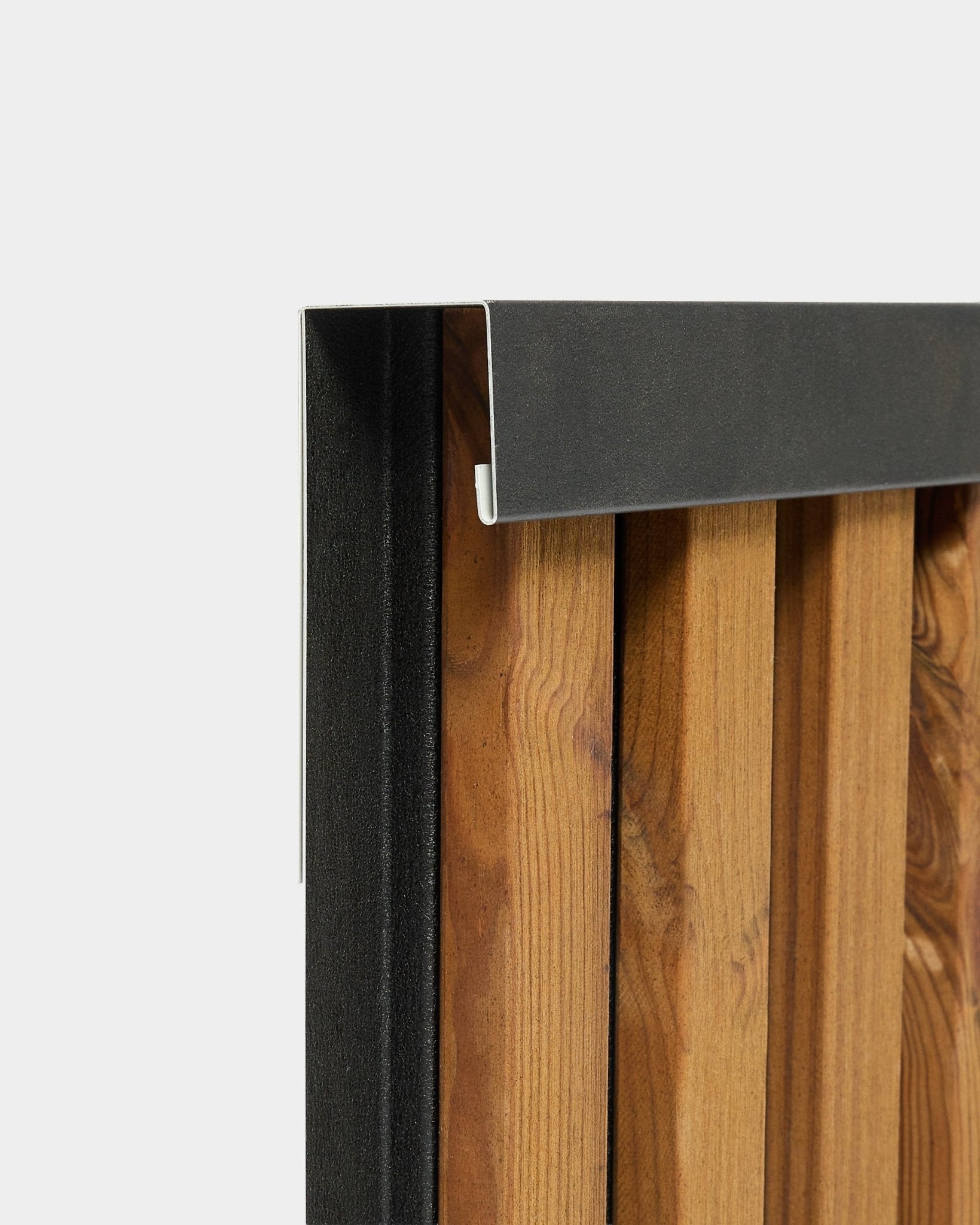 Nahaufnahme des WoodUpp Aluwood 240 cm Abschlussprofils mit einer black Aluminiumkante für Outdoor-Fassadenpaneele, dargestellt vor weißem Hintergrund.