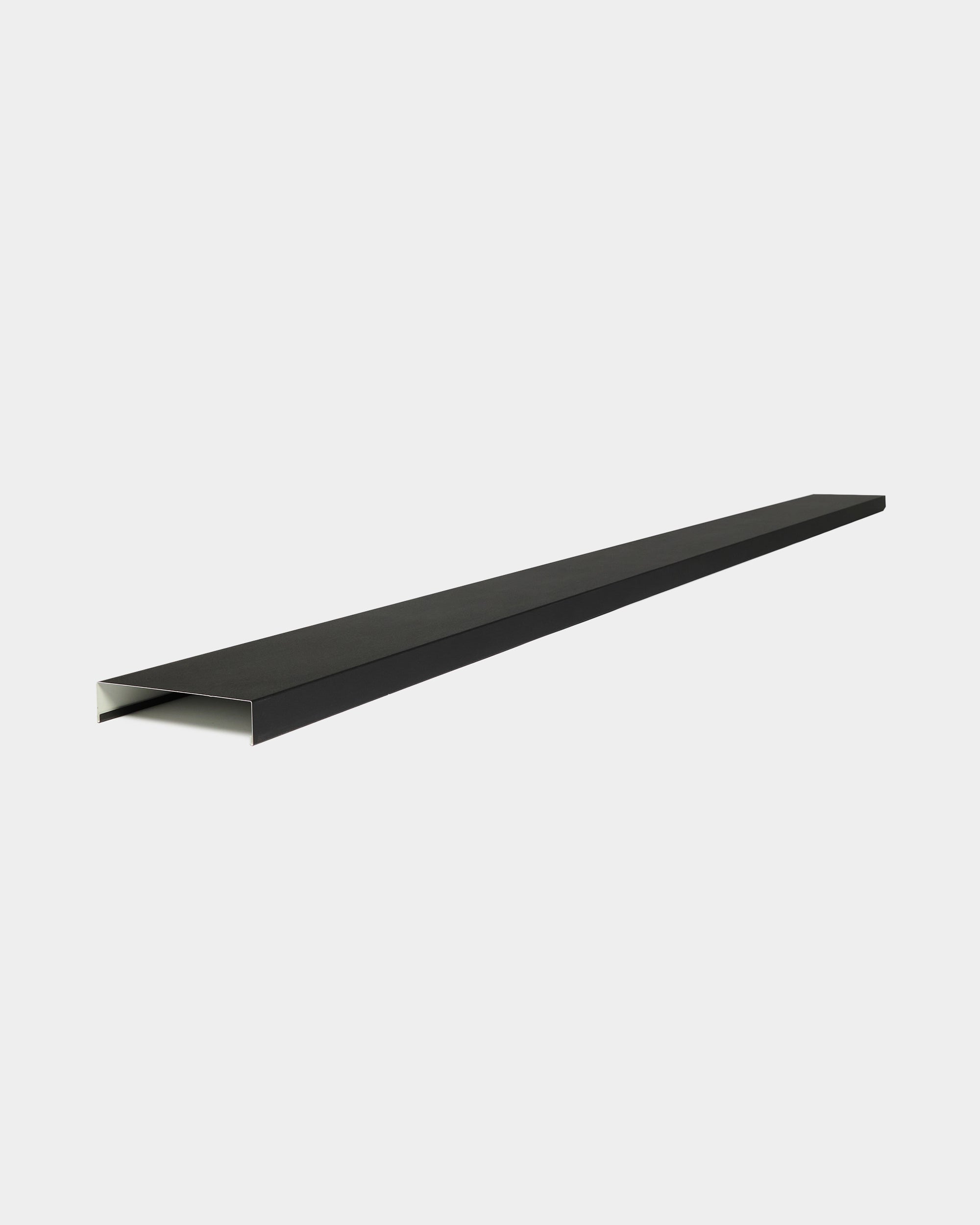 WoodUpp Aluwood Level Fassadenpaneel-Wandabdeckung, 240 cm x 20 cm, aus black pulverbeschichtetem Aluminium mit offener Unterseite, dargestellt vor schlicht weißem Hintergrund.
