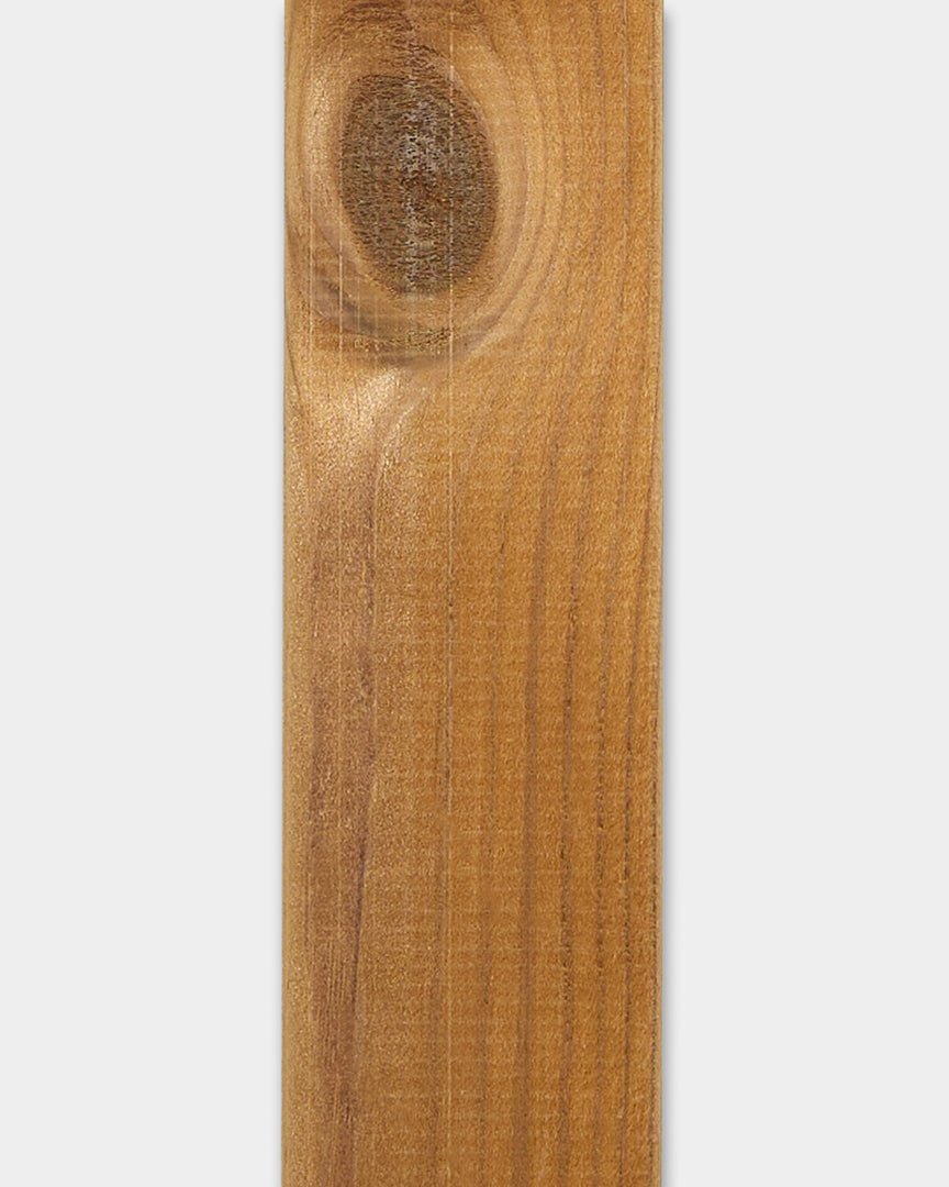 Aluwood-Fassadenpaneel brown von WoodUpp, 240 x 4 x 1,8 cm, mit sichtbaren Ästen und natürlicher Maserung, auf weißem Hintergrund dargestellt.