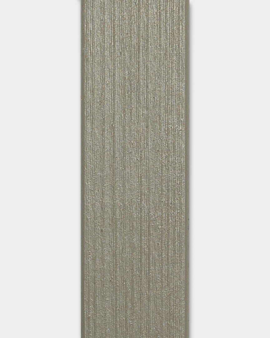 WoodUpp Aluwood Grey Lamella-Fassadenpaneel, 240 x 4 x 1,8 cm, mit vertical Rillen und schlicht weißem Hintergrund, entwickelt für die Montage an Außenecken.